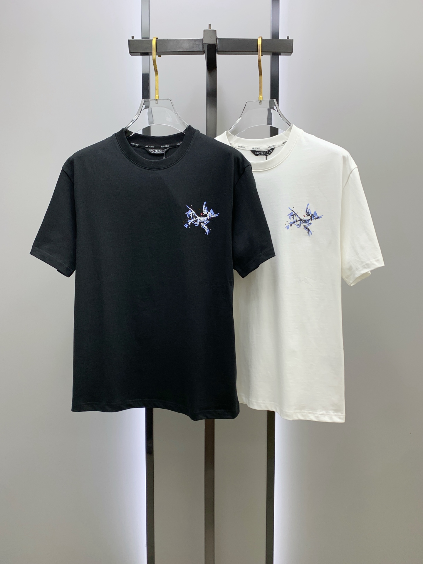 NO:479501,Archaeoptera bird's new summer short-sleeved T-shirt, the personalized art series exclusively released on the entire network. The versatile details are perfectly processed and pure cotton fabric is very exquisite. Original fabric. The same high-quality and comfortable hand feels very fashionable and personalized. A super versatile and beautiful style for men and women. The same color is black and white. Number M-3XL, arc'teryx, T-shirt,tees, t-shirt,alexander wang19860909始祖鸟夏季新款短袖T恤,个性艺术系列全网独家首发 百搭款细节处理完美纯棉面料十分精致 原版面料 网红明星同款高版本 高品质手感非常舒服 时尚又个性 超级百搭好看的一款男女同款颜色黑、白 码数M-3XL,arc'teryx,T-shirt,tees，t-shirt,alexander wang,Men's clothing