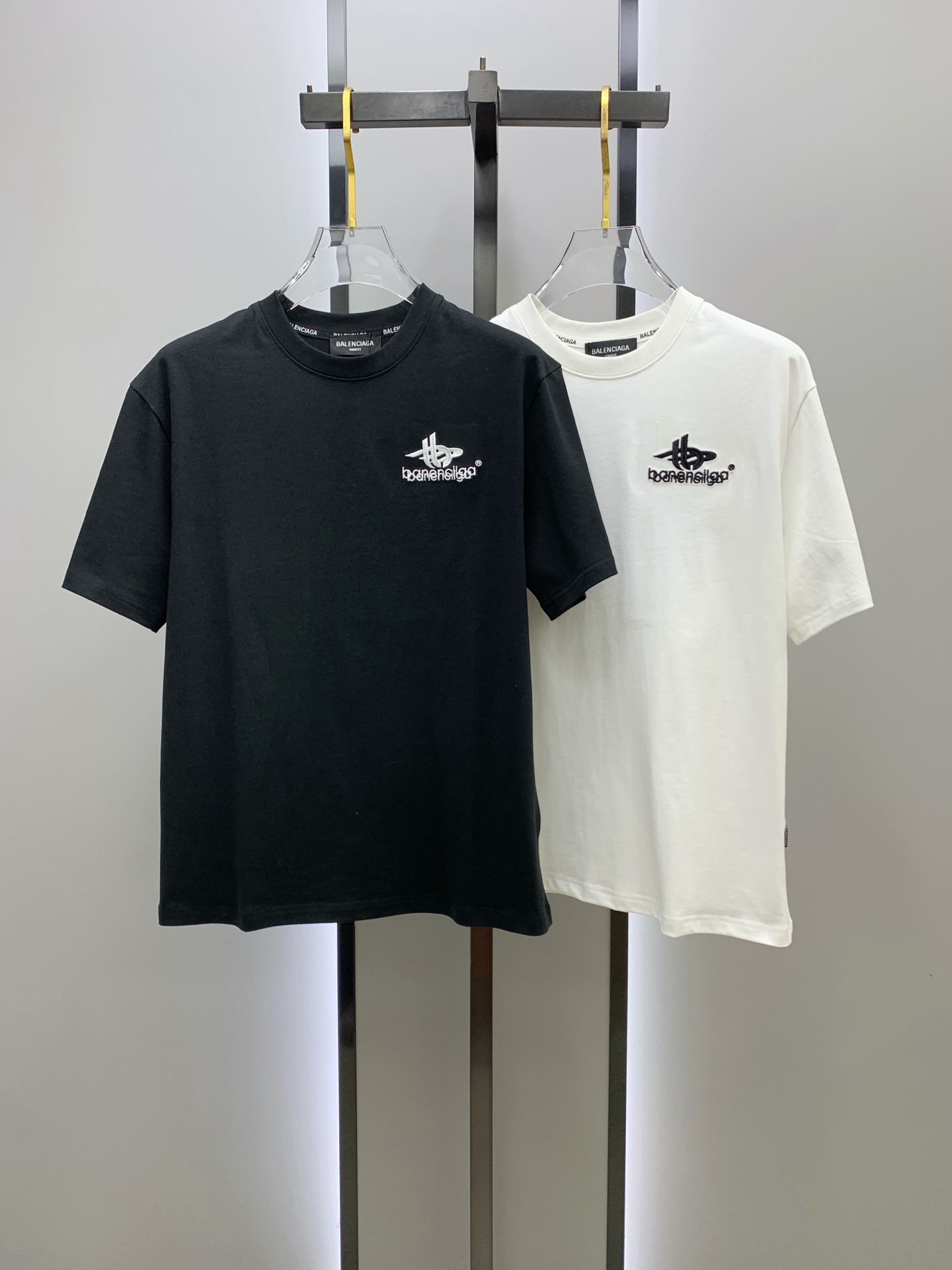 NO:479494,Balenciaga summer new short-sleeved T-shirt, the personalized art series exclusively released on the entire network. The versatile details are perfectly processed and pure cotton fabric is very exquisite. Original fabric. The same high-quality and comfortable hand feels very fashionable and personalized. A super versatile and beautiful style for men and women. The same color is black and white. The number of versatile and beautiful. M-3XL, balenciaga, T-shirt,tees, t-shirt,alexander wang19860909巴黎世家夏季新款短袖T恤,个性艺术系列全网独家首发 百搭款细节处理完美纯棉面料十分精致 原版面料 网红明星同款高版本 高品质手感非常舒服 时尚又个性 超级百搭好看的一款男女同款颜色黑、白 码数M-3XL,,balenciaga,T-shirt,tees，t-shirt,alexander wang,Men's clothing