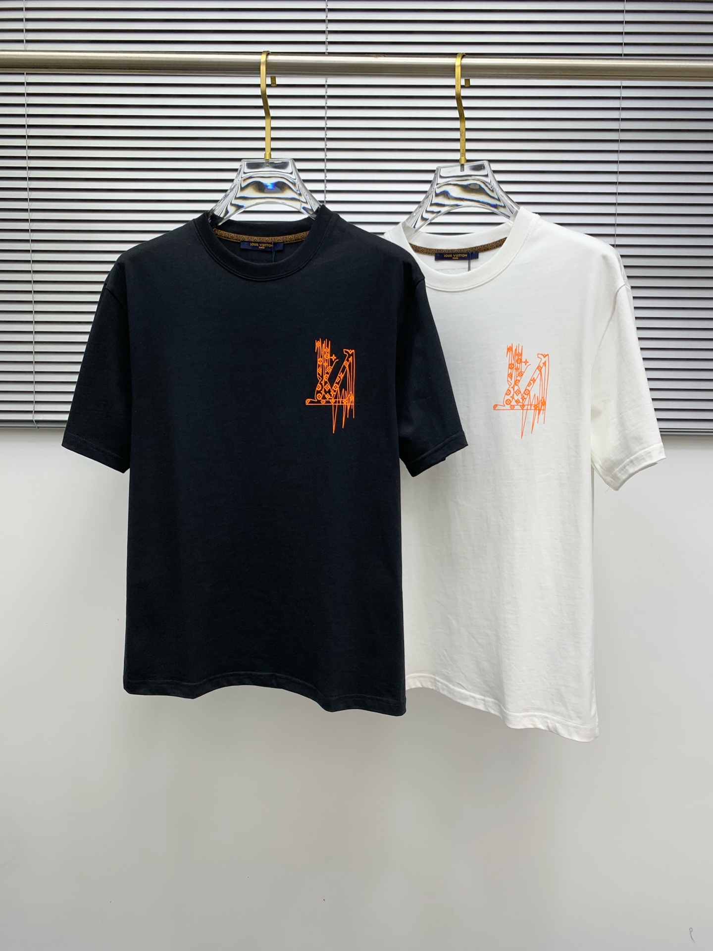 ssLV纯棉最新面料经典标识图案logo时尚简约潮流短袖，最顶级的品质专柜原单短袖，顶级制作工艺进口面料