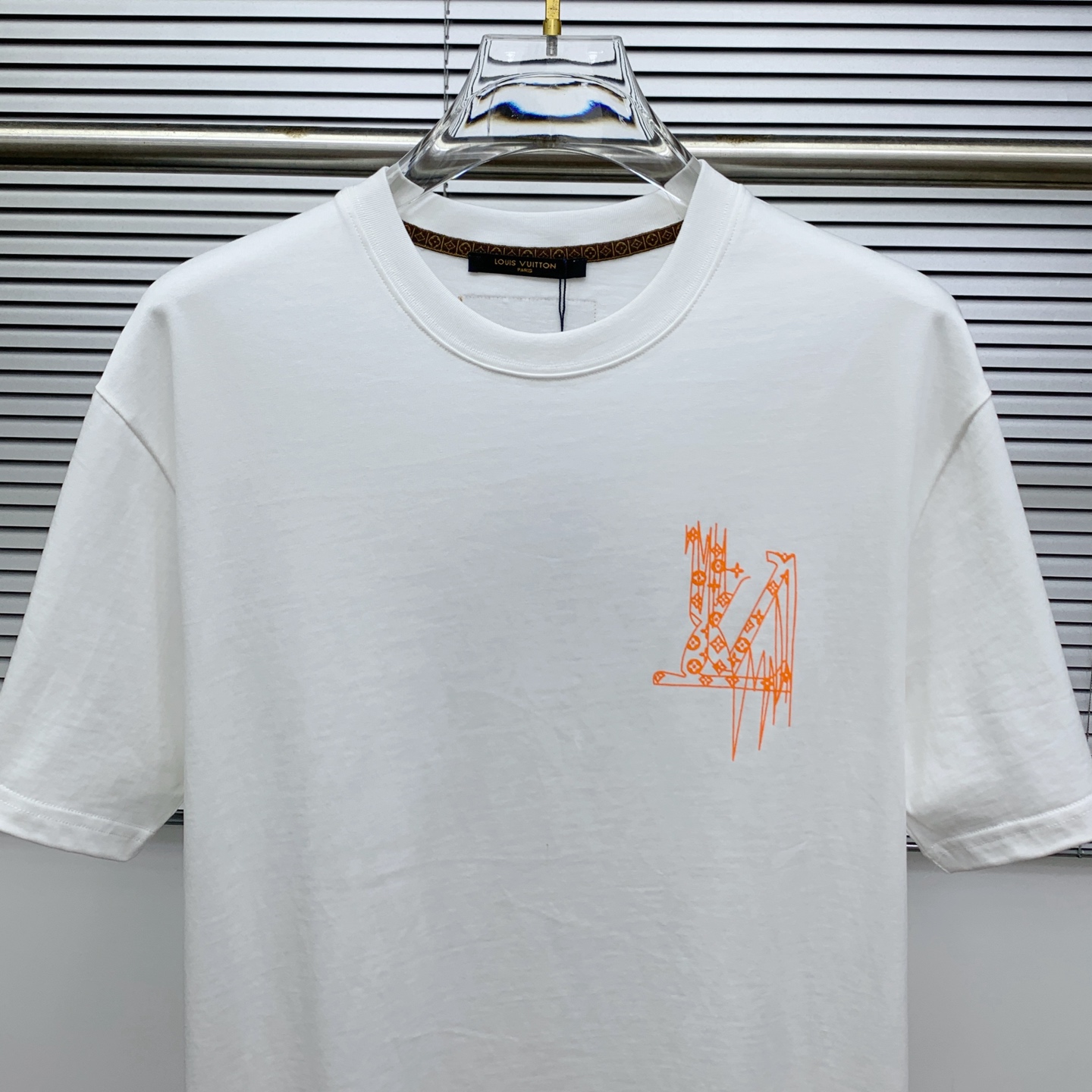 ssLV纯棉最新面料经典标识图案logo时尚简约潮流短袖，最顶级的品质专柜原单短袖，顶级制作工艺进口面料