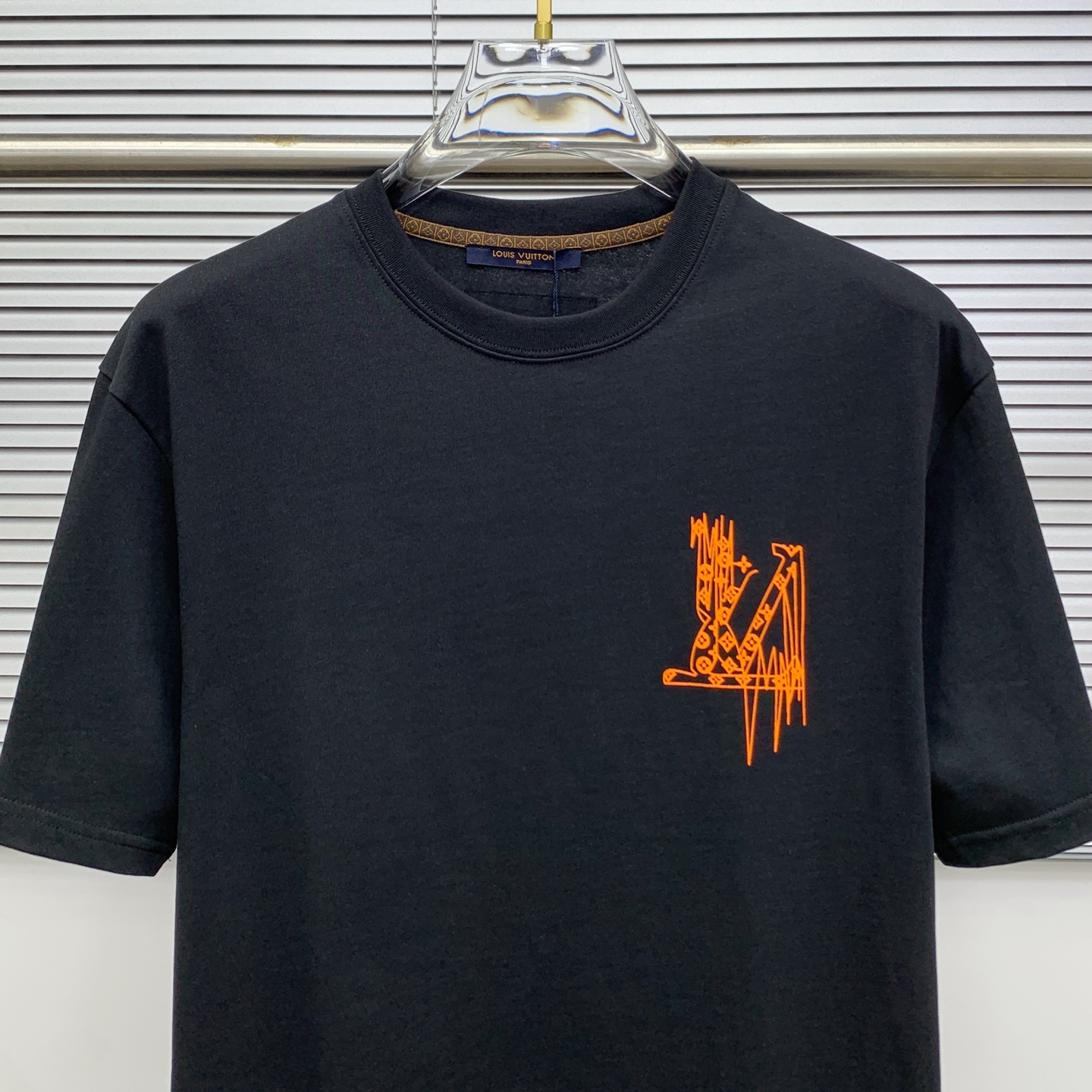 ssLV纯棉最新面料经典标识图案logo时尚简约潮流短袖，最顶级的品质专柜原单短袖，顶级制作工艺进口面料