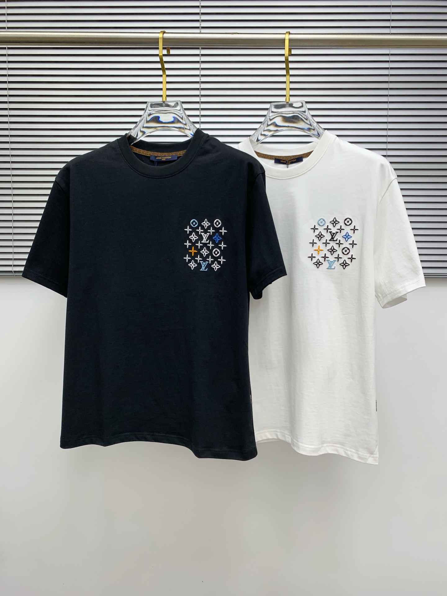 ssLV纯棉最新面料经典标识图案logo时尚简约潮流短袖，最顶级的品质专柜原单短袖，顶级制作工艺进口面料