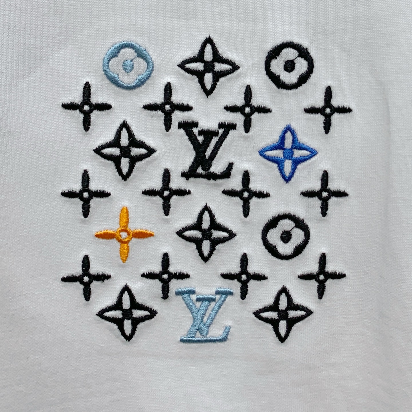 ssLV纯棉最新面料经典标识图案logo时尚简约潮流短袖，最顶级的品质专柜原单短袖，顶级制作工艺进口面料