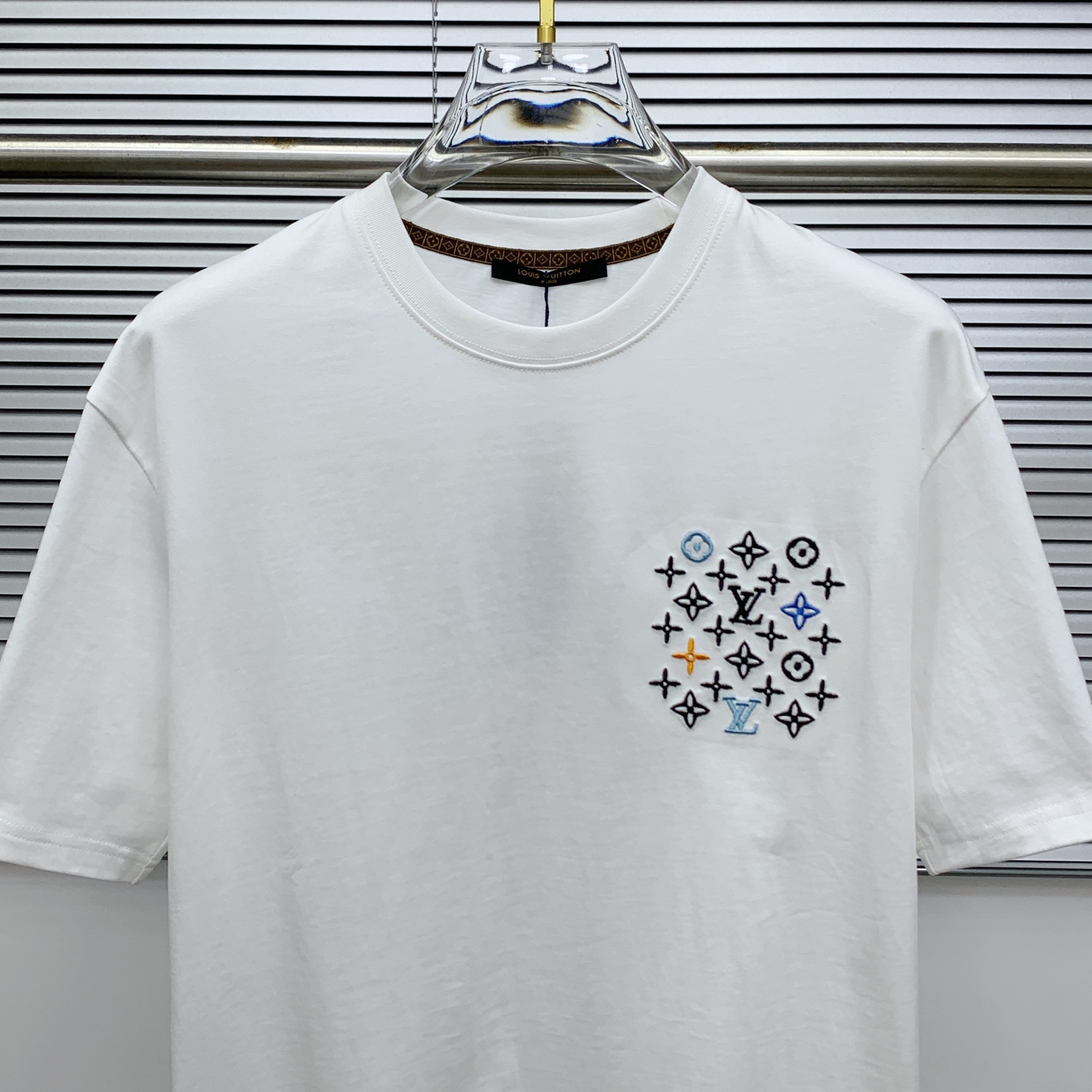 ssLV纯棉最新面料经典标识图案logo时尚简约潮流短袖，最顶级的品质专柜原单短袖，顶级制作工艺进口面料