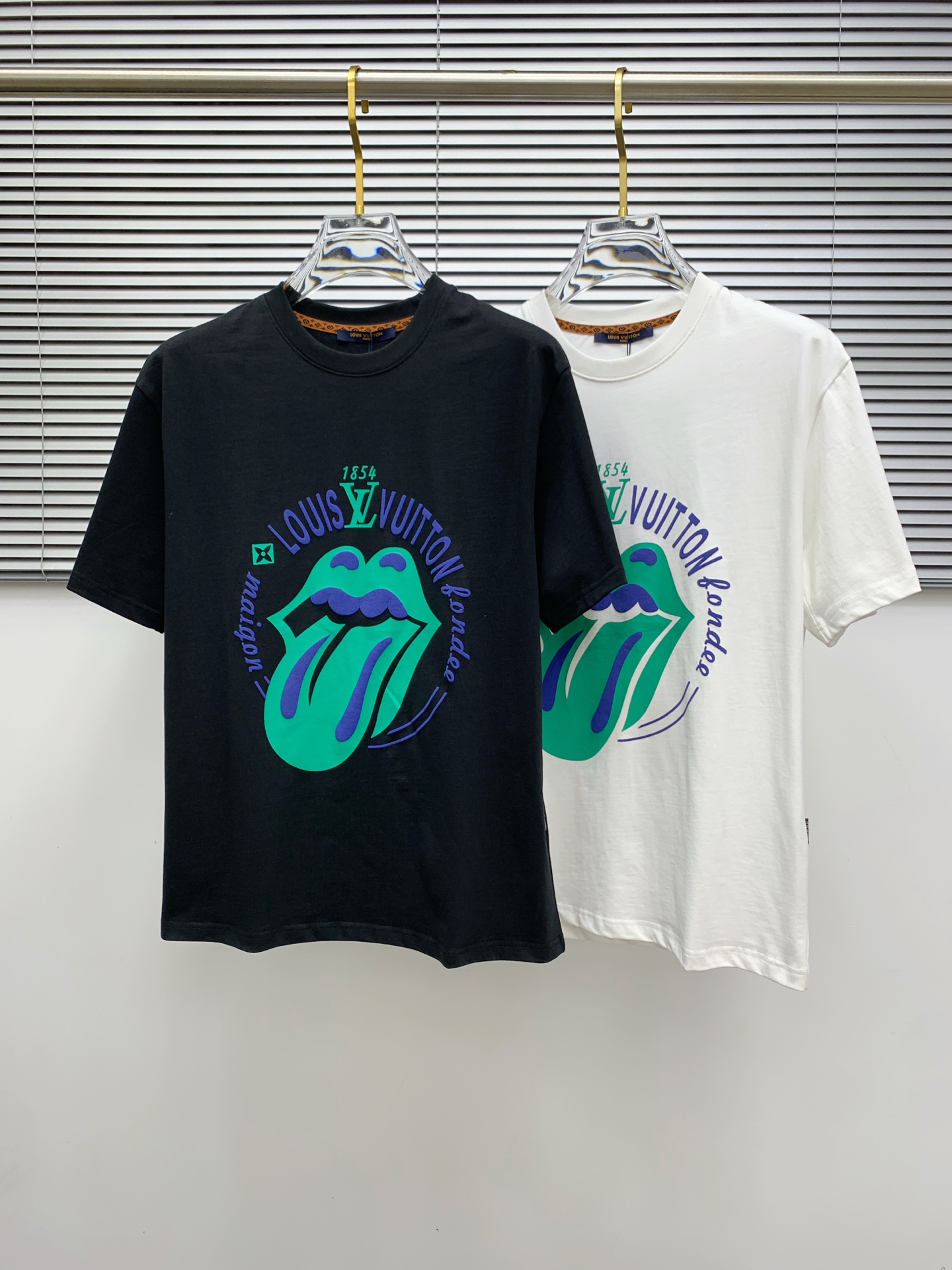 ssLV纯棉最新面料经典标识图案logo时尚简约潮流短袖，最顶级的品质专柜原单短袖，顶级制作工艺进口面料