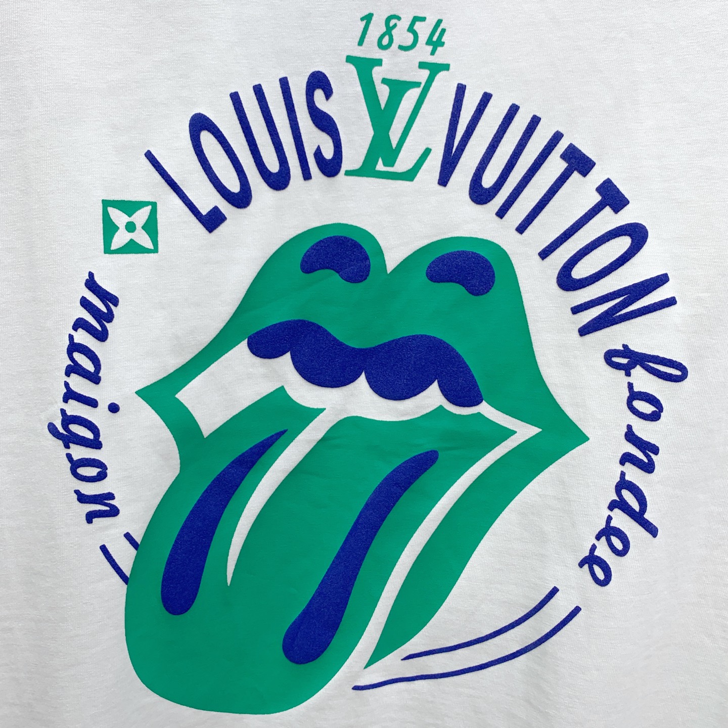 ssLV纯棉最新面料经典标识图案logo时尚简约潮流短袖，最顶级的品质专柜原单短袖，顶级制作工艺进口面料