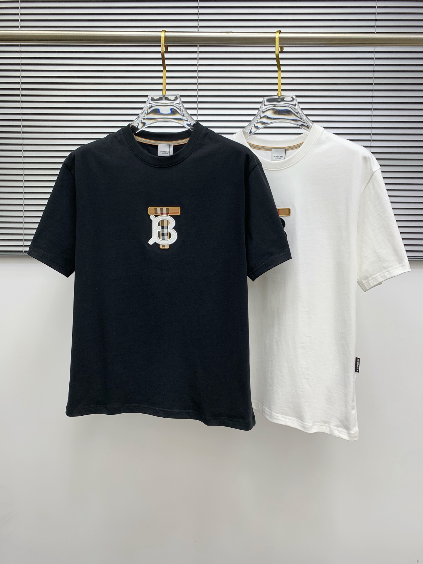 ss巴宝莉纯棉最新面料经典标识图案logo时尚简约潮流短袖，最顶级的品质专柜原单短袖，顶级制作工艺进口面