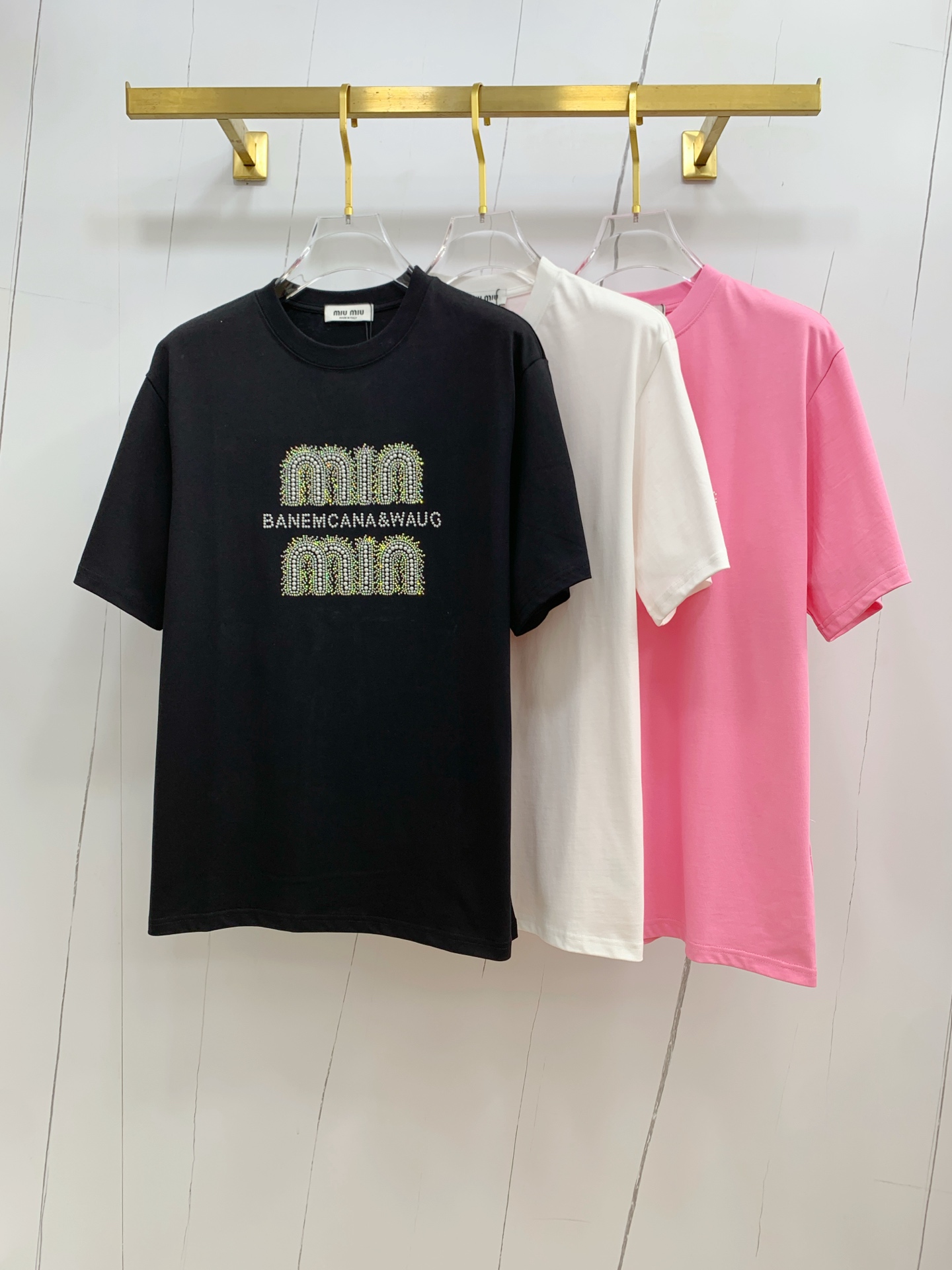 NO:441424,Miumiu 2025 summer new short-sleeved T-shirt, personalized art series exclusively released on the entire network. The versatile details are perfectly processed and pure cotton fabric is very exquisite. Original fabric. The same high-quality and comfortable hand feels very fashionable and personalized. A super versatile and beautiful look for men and women. S-Xl, miumiu, T-shirt,tees, t-shirt,alexander wang19860909miumiu2025夏季新款短袖T恤,个性艺术系列全网独家首发 百搭款细节处理完美纯棉面料十分精致 原版面料 网红明星同款高版本 高品质手感非常舒服 时尚又个性 超级百搭好看的一款男女同款颜色S-Xl,,miumiu,T-shirt,tees，t-shirt,alexander wang,Men's clothing