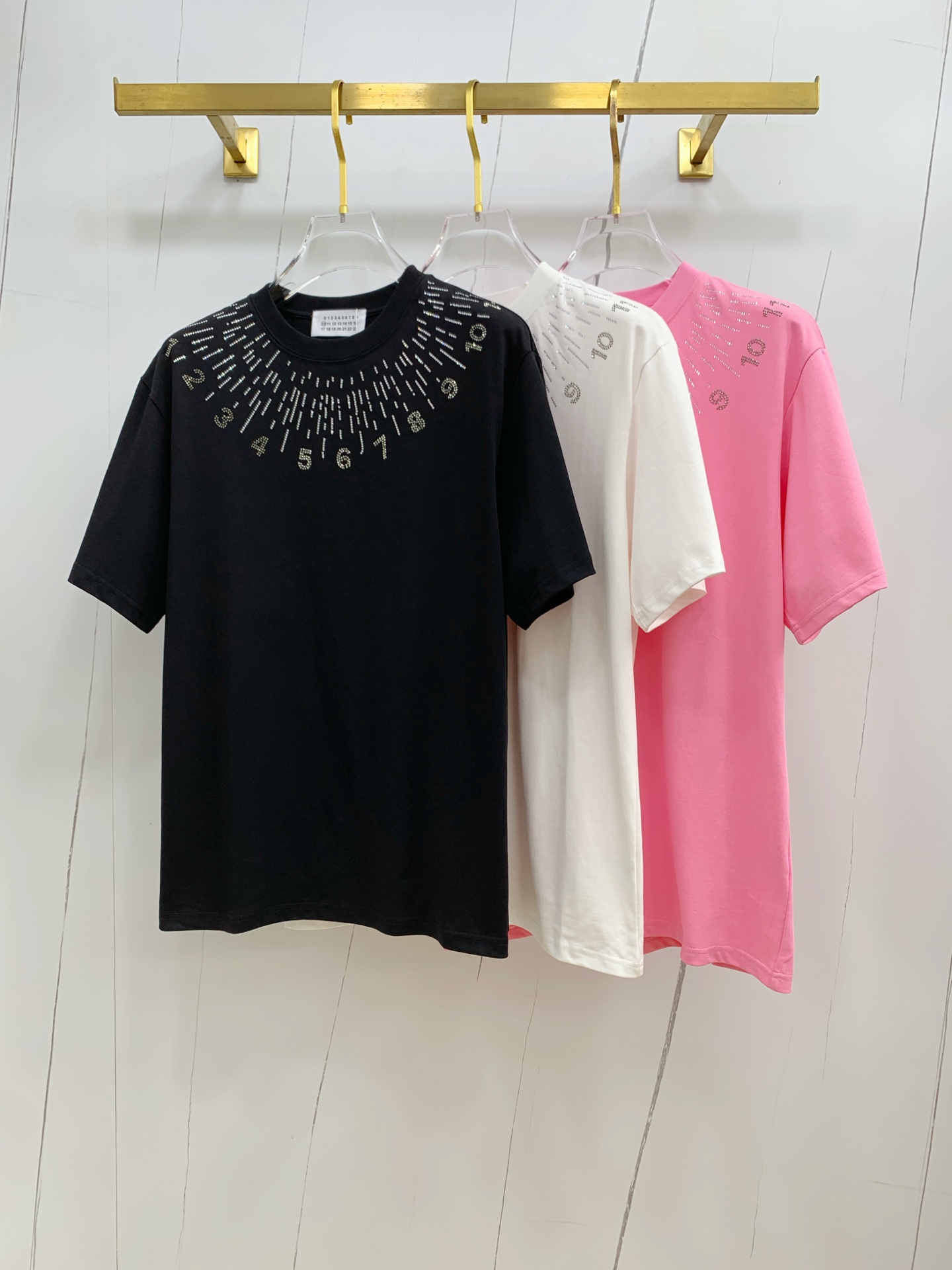 NO:441430,Magila's new short-sleeved T-shirt for summer 2025, the personalized art series exclusively released on the entire network. The versatile details are perfectly processed and pure cotton fabric is very exquisite. Original fabric. The same high-quality and comfortable hand feels very fashionable and personalized. A super versatile and beautiful look for men and women. S-Xl,,masion margiela,T-shirt,tees,t-shirt,alexander wang19860909马吉拉2025夏季新款短袖T恤,个性艺术系列全网独家首发 百搭款细节处理完美纯棉面料十分精致 原版面料 网红明星同款高版本 高品质手感非常舒服 时尚又个性 超级百搭好看的一款男女同款颜色S-Xl,,masion margiela,T-shirt,tees，t-shirt,alexander wang,Men's clothing