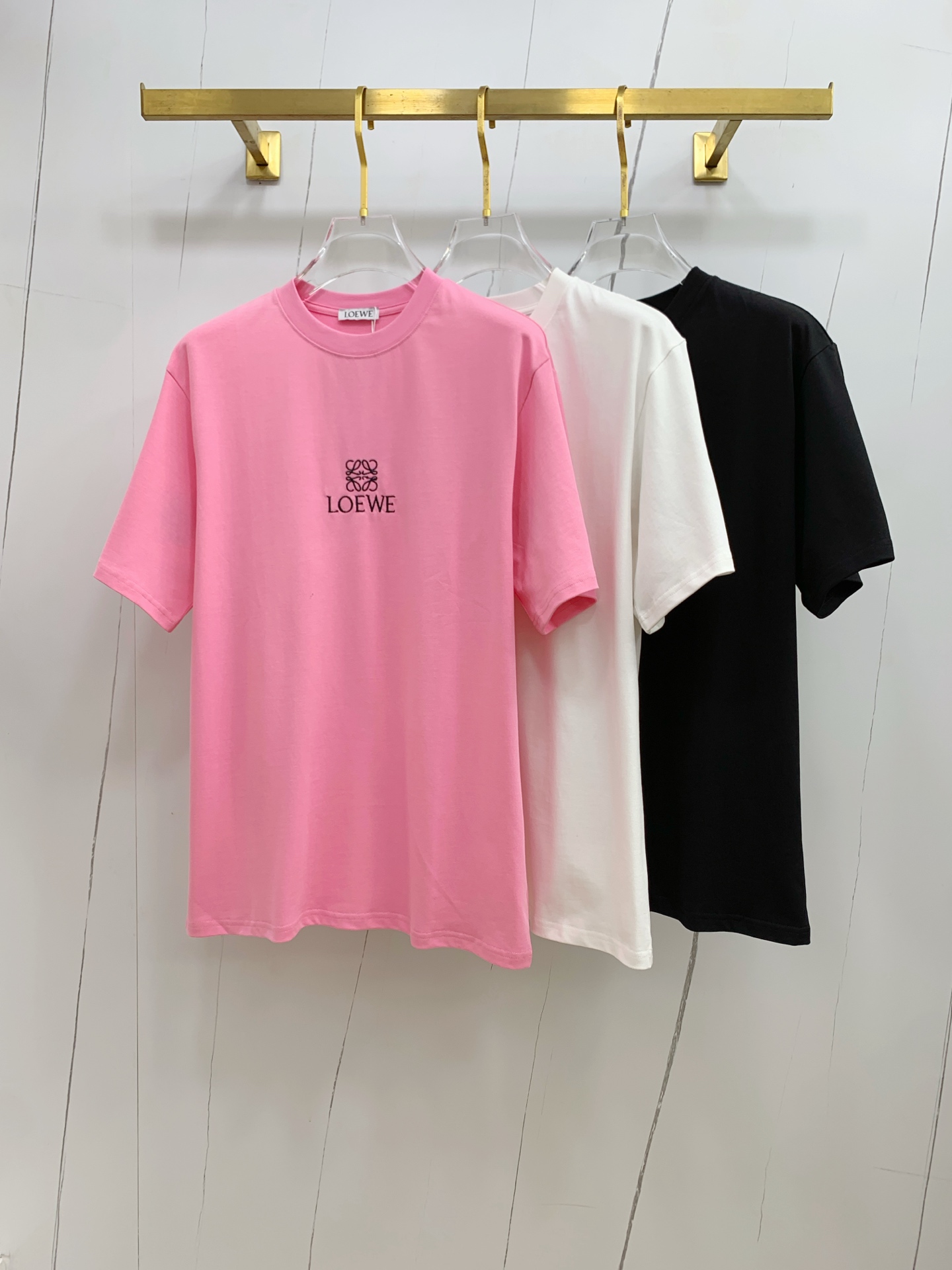 NO:510145,Luo Yiwei's new short-sleeved T-shirt in summer 2025, the personalized art series exclusively released on the entire network. The versatile details are perfectly processed and pure cotton fabric is very exquisite. Original fabric. The same high-quality and comfortable hand feels very fashionable and personalized. A super versatile and beautiful look for men and women. S-Xl, loewe, T-shirt,tees, t-shirt,alexander wang19860909罗意威2025夏季新款短袖T恤,个性艺术系列全网独家首发 百搭款细节处理完美纯棉面料十分精致 原版面料 网红明星同款高版本 高品质手感非常舒服 时尚又个性 超级百搭好看的一款男女同款颜色S-Xl,,loewe,T-shirt,tees，t-shirt,alexander wang,Men's clothing