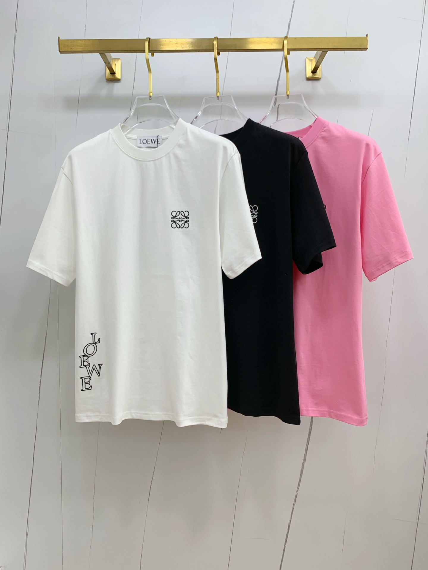 NO:441437,Luo Yiwei's new short-sleeved T-shirt in summer 2025, the personalized art series exclusively released on the entire network. The versatile details are perfectly processed and pure cotton fabric is very exquisite. Original fabric. The same high-quality and comfortable hand feels very fashionable and personalized. A super versatile and beautiful look for men and women. S-Xl, loewe, T-shirt,tees, t-shirt,alexander wang19860909罗意威2025夏季新款短袖T恤,个性艺术系列全网独家首发 百搭款细节处理完美纯棉面料十分精致 原版面料 网红明星同款高版本 高品质手感非常舒服 时尚又个性 超级百搭好看的一款男女同款颜色S-Xl,,loewe,T-shirt,tees，t-shirt,alexander wang,Men's clothing