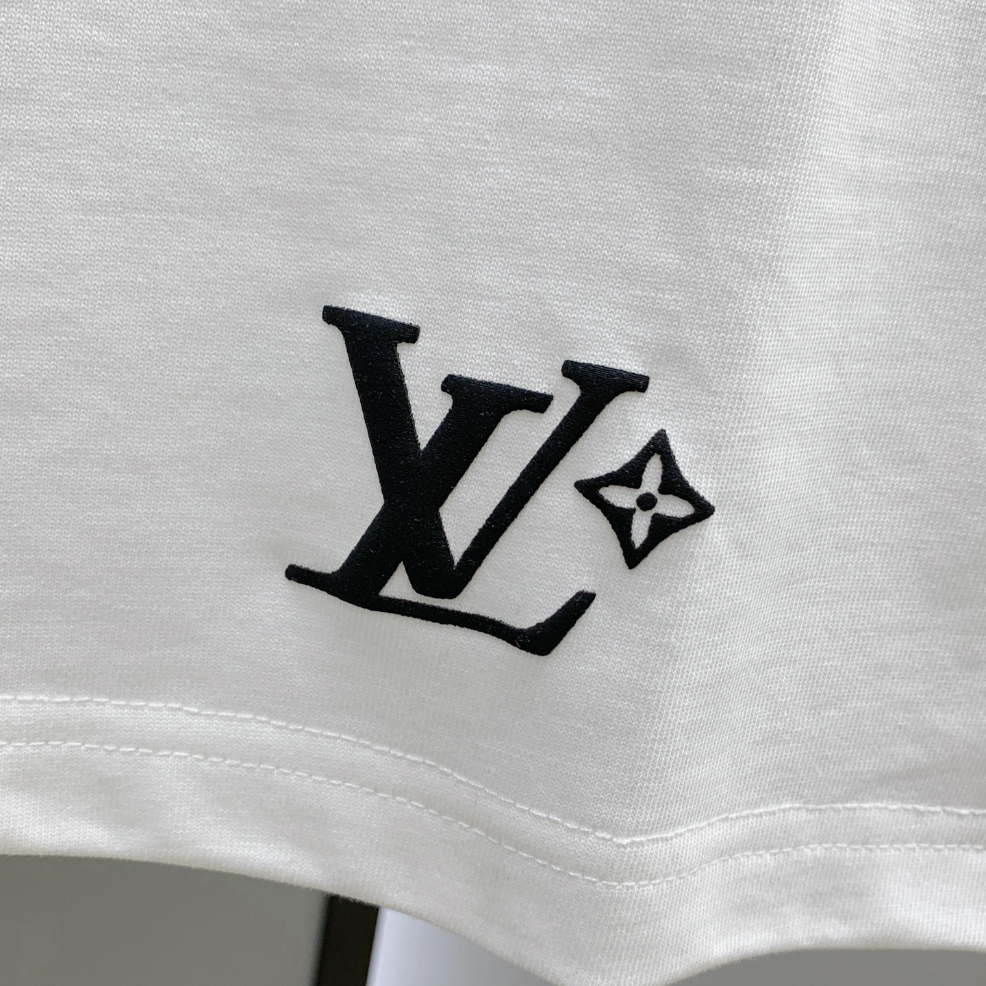 ssLV纯棉最新面料经典标识图案logo时尚简约潮流短袖，最顶级的品质专柜原单短袖，顶级制作工艺进口面料