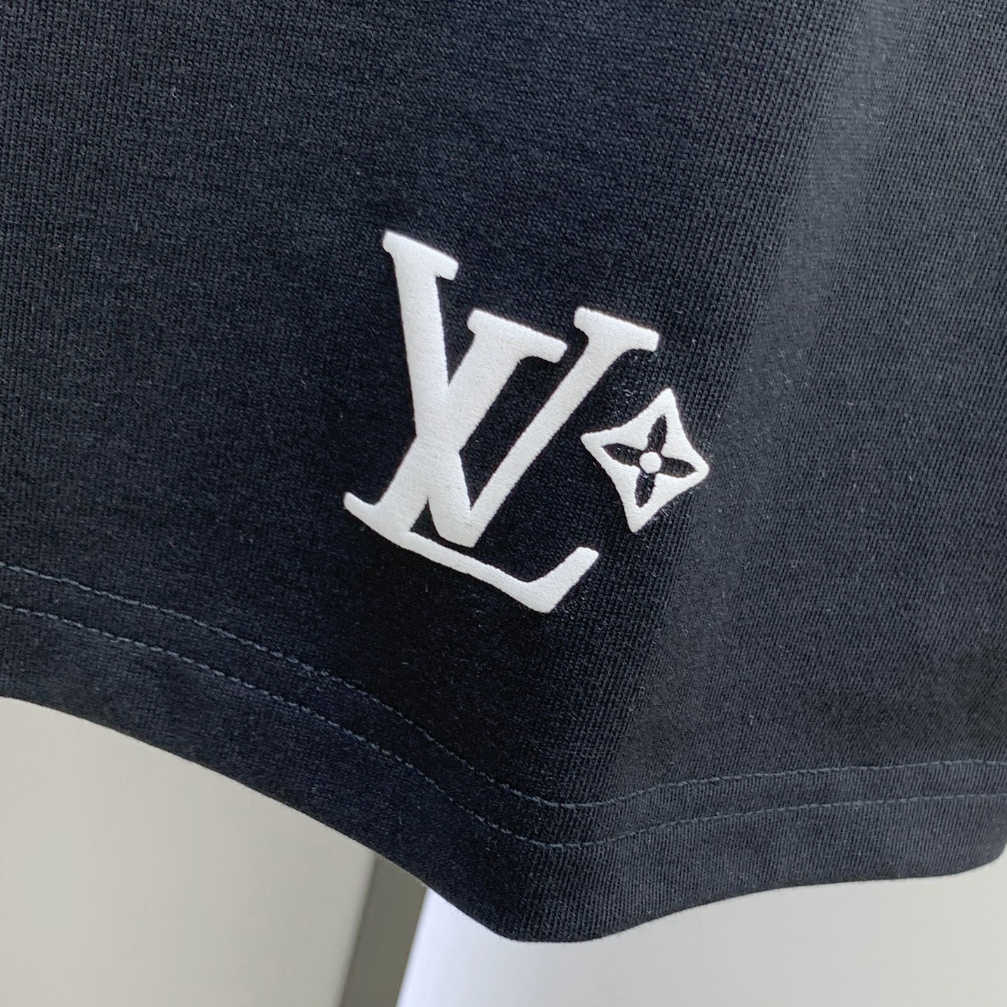 ssLV纯棉最新面料经典标识图案logo时尚简约潮流短袖，最顶级的品质专柜原单短袖，顶级制作工艺进口面料