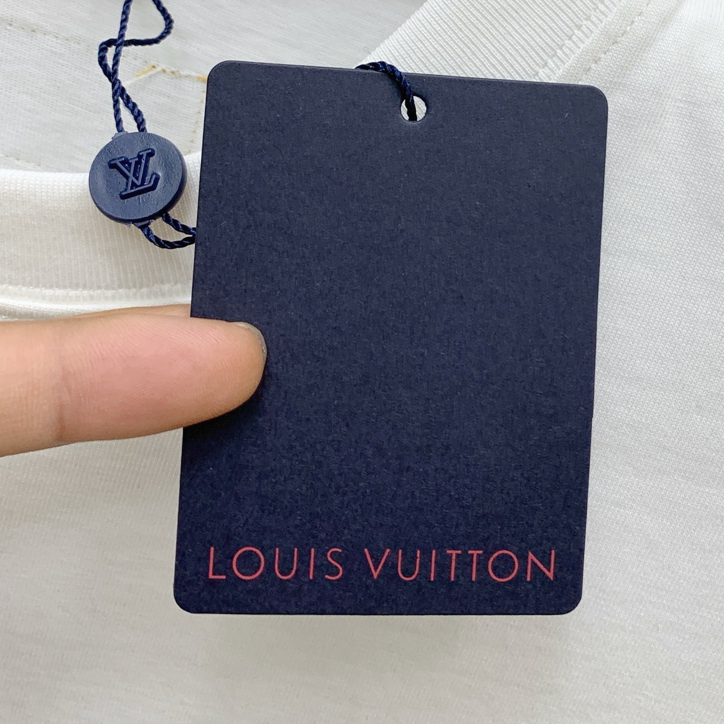 ssLV纯棉最新面料经典标识图案logo时尚简约潮流短袖，最顶级的品质专柜原单短袖，顶级制作工艺进口面料