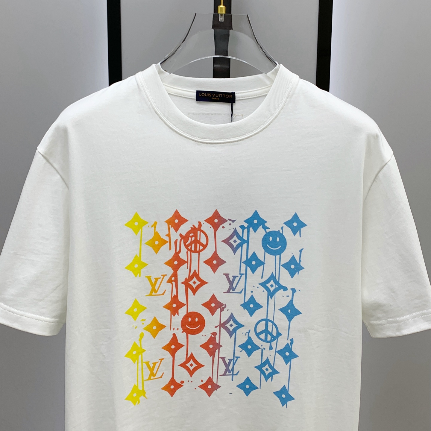 ssLV纯棉最新面料经典标识图案logo时尚简约潮流短袖，最顶级的品质专柜原单短袖，顶级制作工艺进口面料