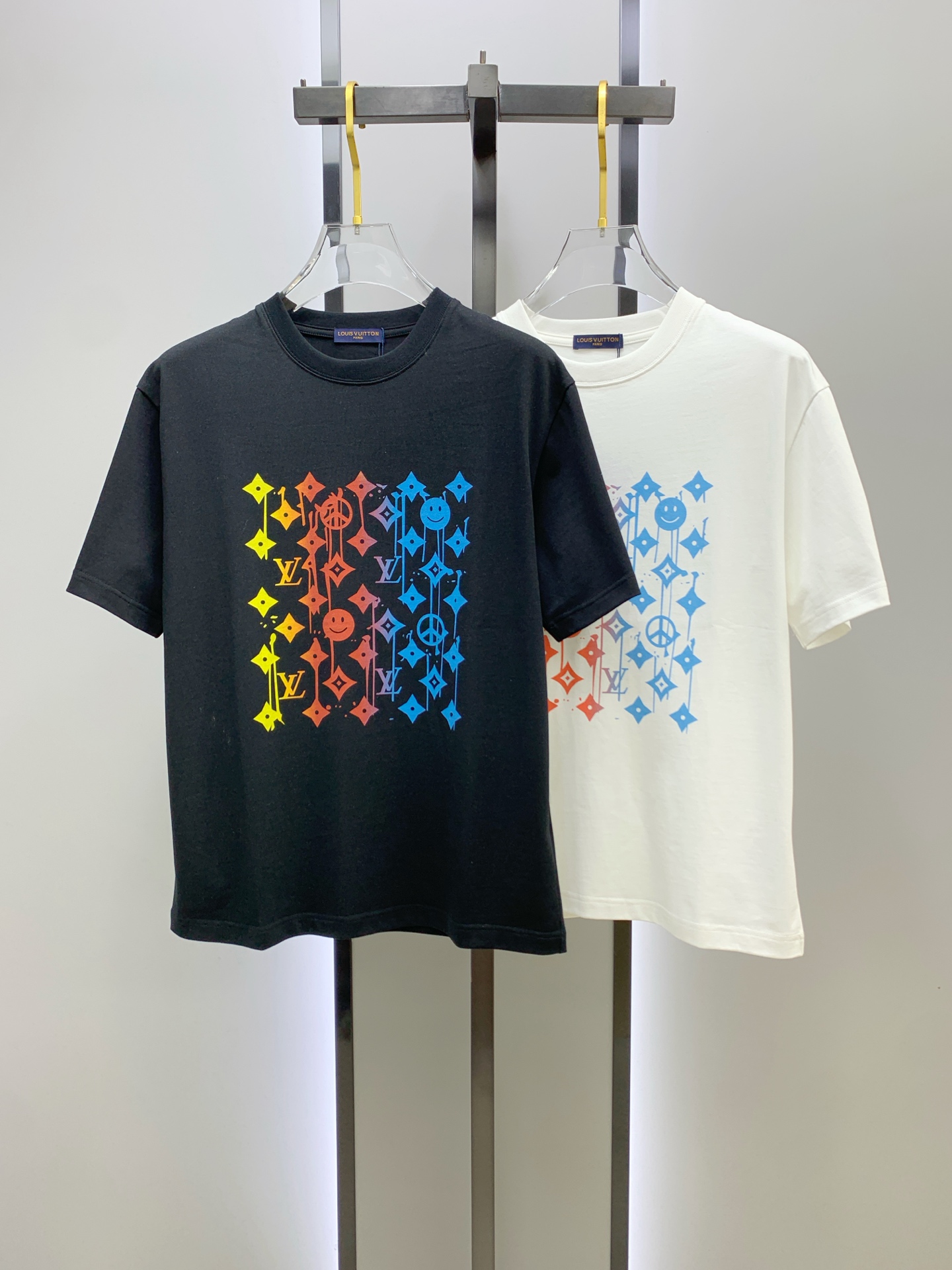 ssLV纯棉最新面料经典标识图案logo时尚简约潮流短袖，最顶级的品质专柜原单短袖，顶级制作工艺进口面料