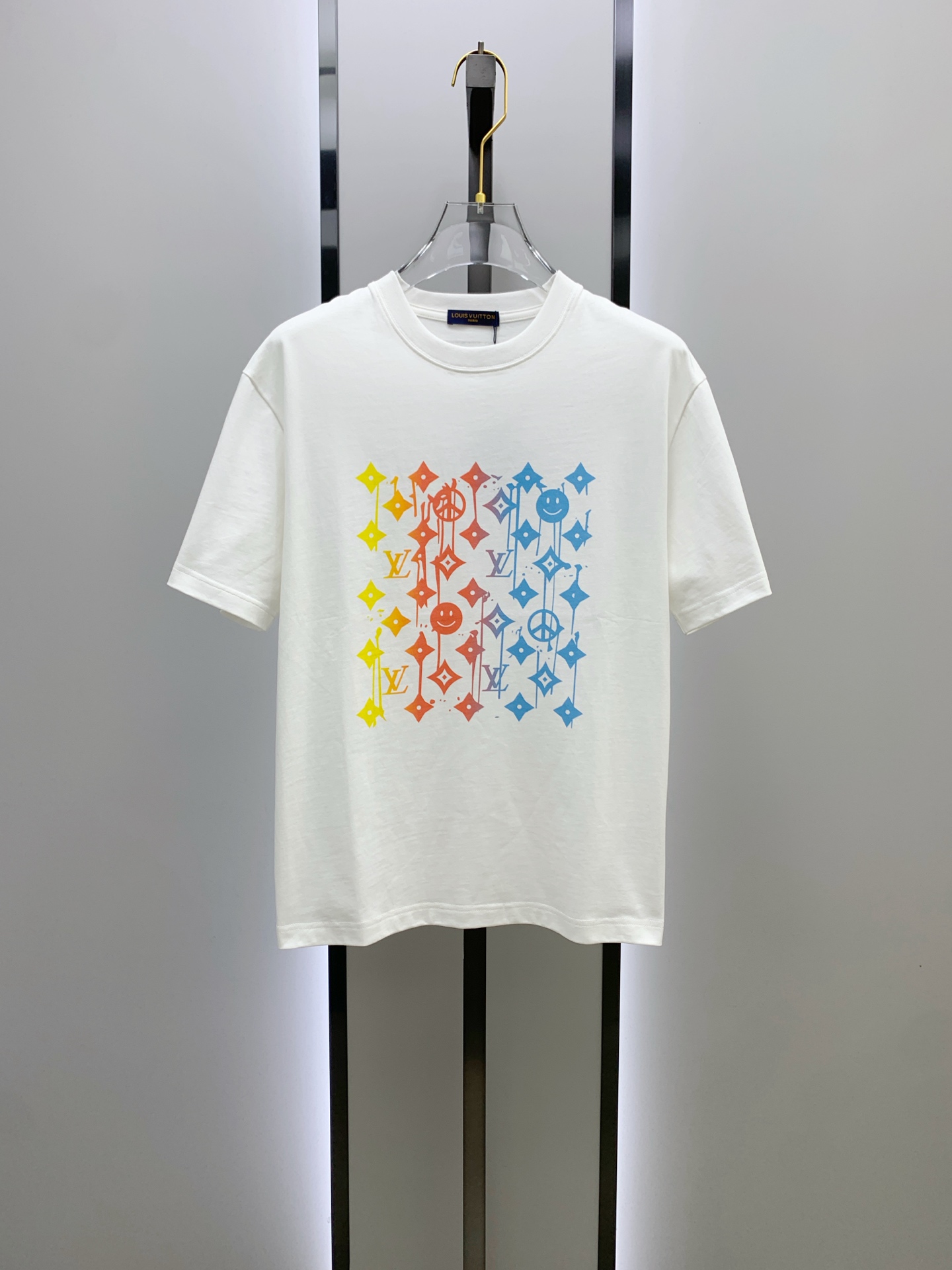 ssLV纯棉最新面料经典标识图案logo时尚简约潮流短袖，最顶级的品质专柜原单短袖，顶级制作工艺进口面料