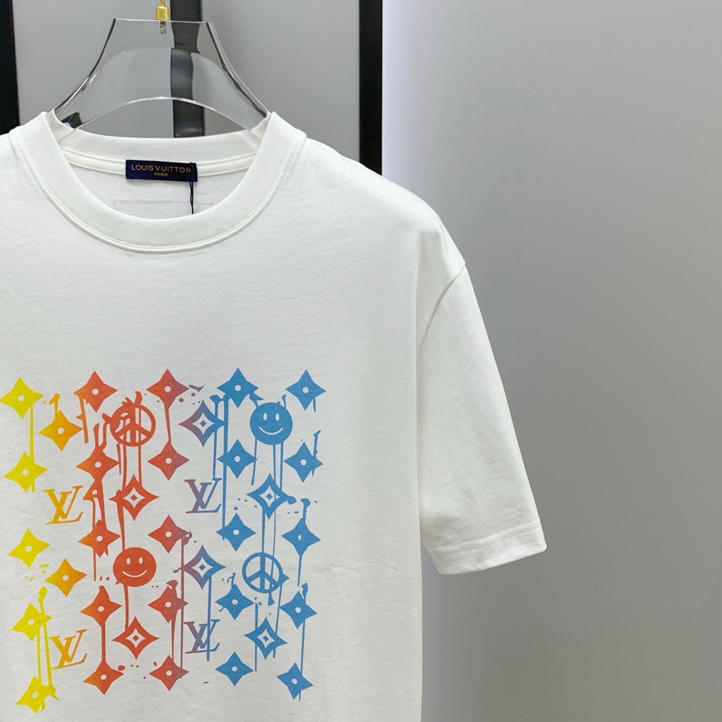 ssLV纯棉最新面料经典标识图案logo时尚简约潮流短袖，最顶级的品质专柜原单短袖，顶级制作工艺进口面料