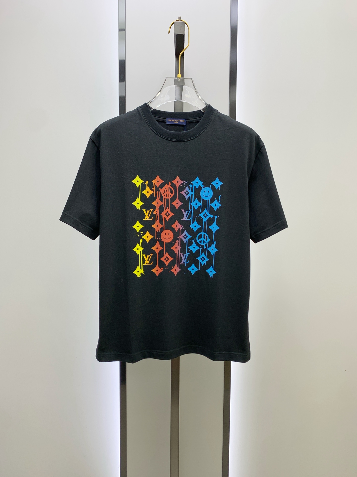 ssLV纯棉最新面料经典标识图案logo时尚简约潮流短袖，最顶级的品质专柜原单短袖，顶级制作工艺进口面料