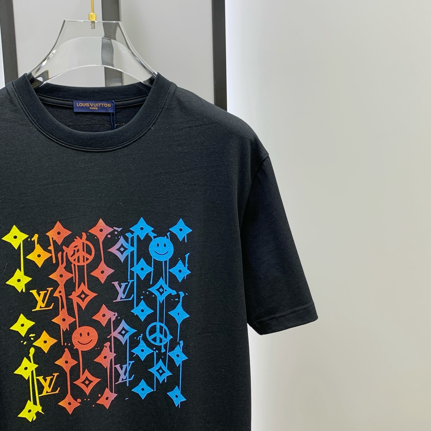 ssLV纯棉最新面料经典标识图案logo时尚简约潮流短袖，最顶级的品质专柜原单短袖，顶级制作工艺进口面料