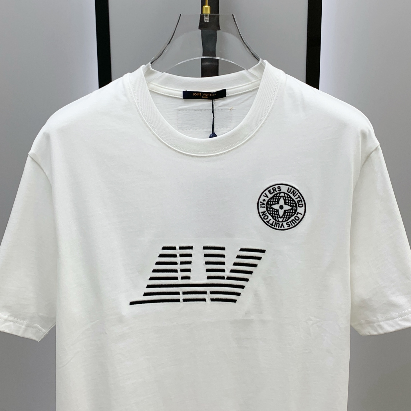 ssLV纯棉最新面料经典标识图案logo时尚简约潮流短袖，最顶级的品质专柜原单短袖，顶级制作工艺进口面料