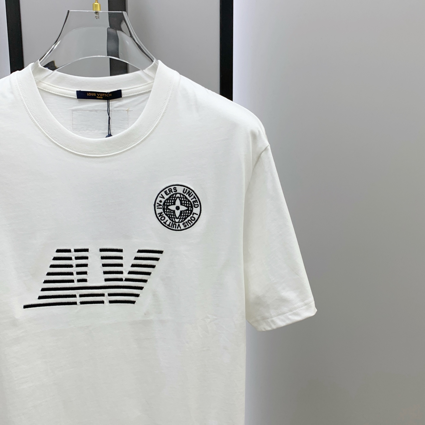 ssLV纯棉最新面料经典标识图案logo时尚简约潮流短袖，最顶级的品质专柜原单短袖，顶级制作工艺进口面料