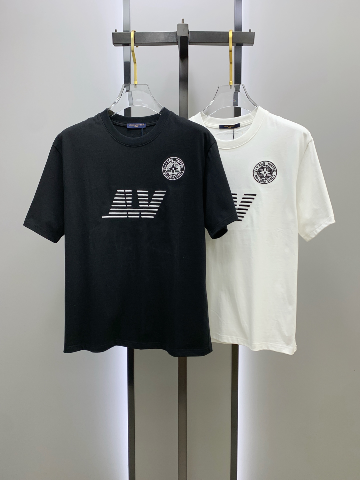 ssLV纯棉最新面料经典标识图案logo时尚简约潮流短袖，最顶级的品质专柜原单短袖，顶级制作工艺进口面料