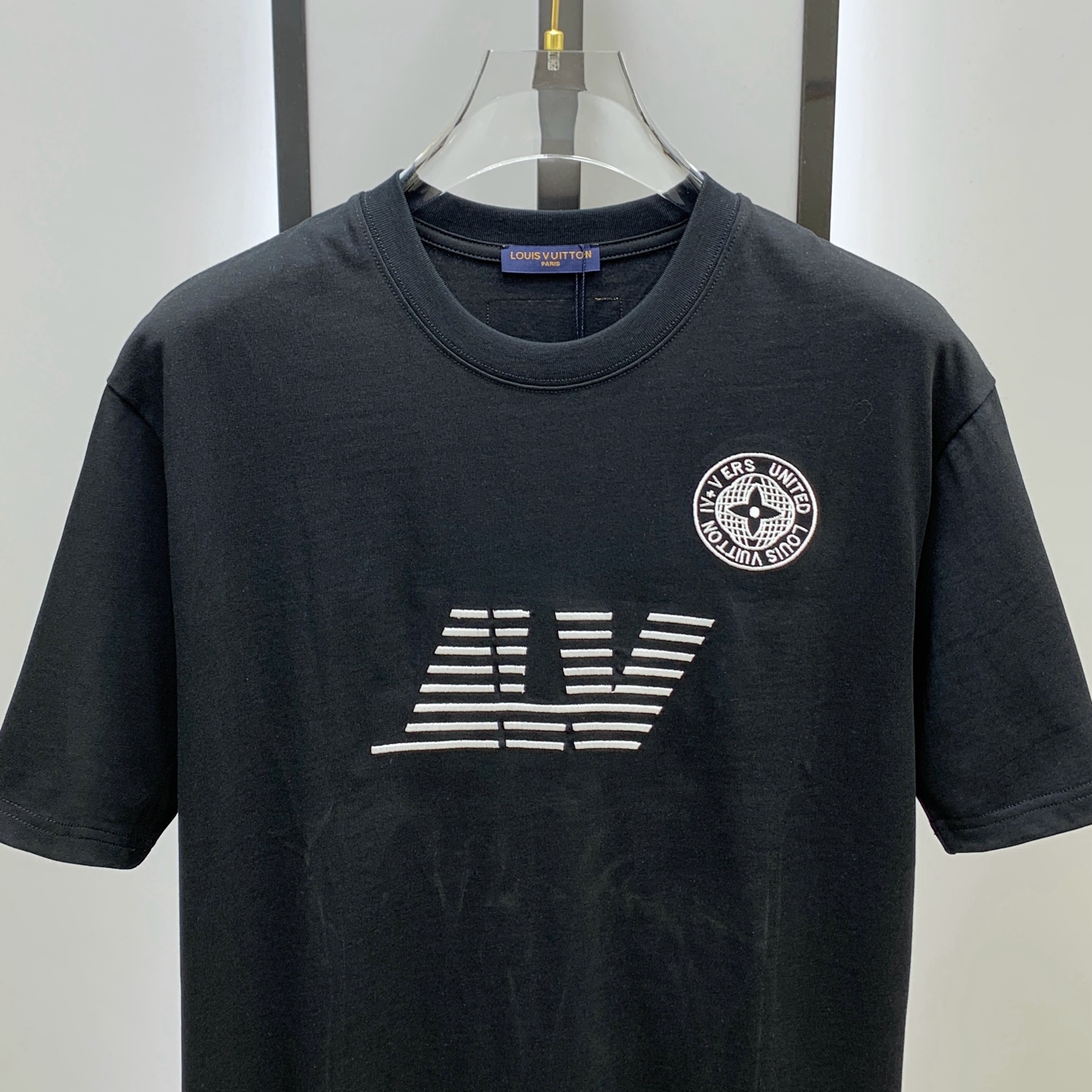 ssLV纯棉最新面料经典标识图案logo时尚简约潮流短袖，最顶级的品质专柜原单短袖，顶级制作工艺进口面料
