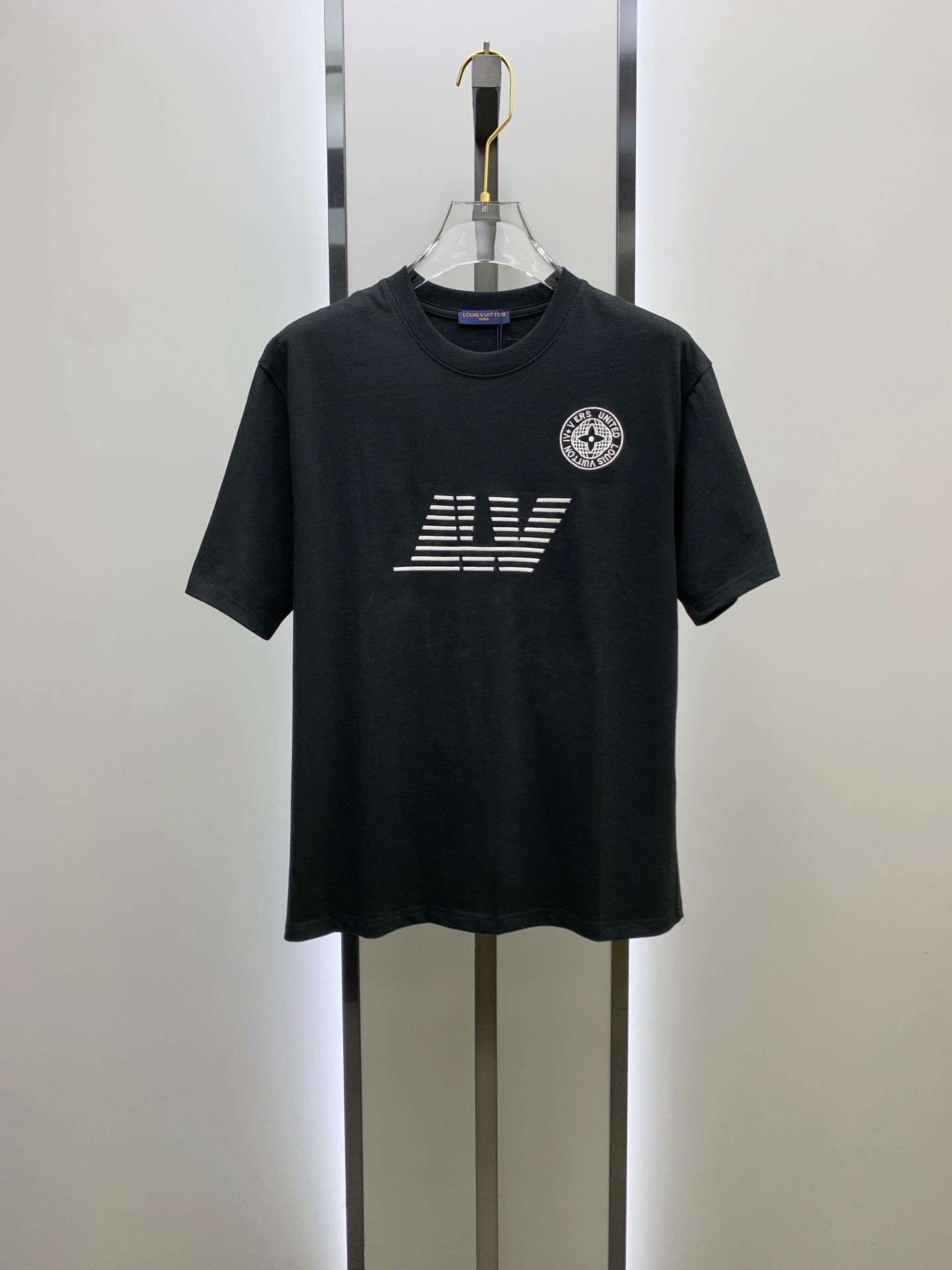 ssLV纯棉最新面料经典标识图案logo时尚简约潮流短袖，最顶级的品质专柜原单短袖，顶级制作工艺进口面料
