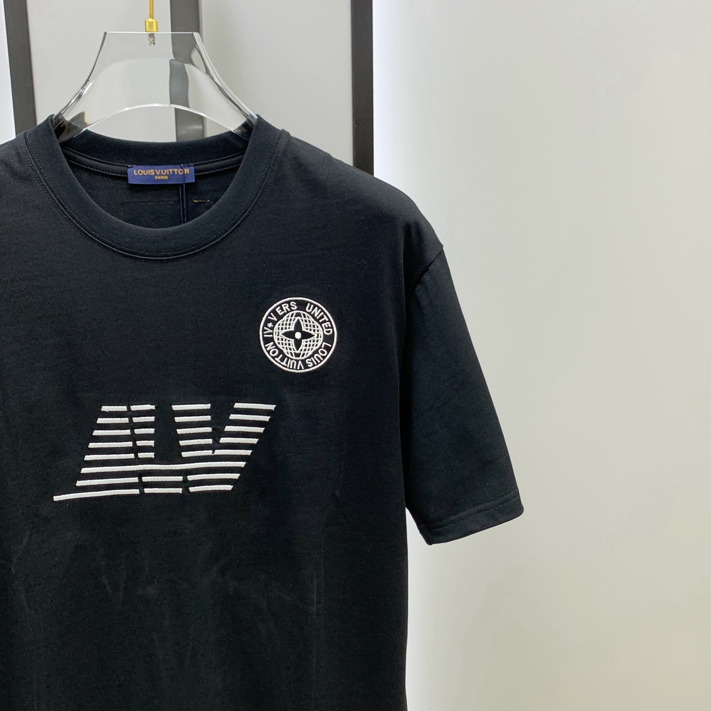 ssLV纯棉最新面料经典标识图案logo时尚简约潮流短袖，最顶级的品质专柜原单短袖，顶级制作工艺进口面料