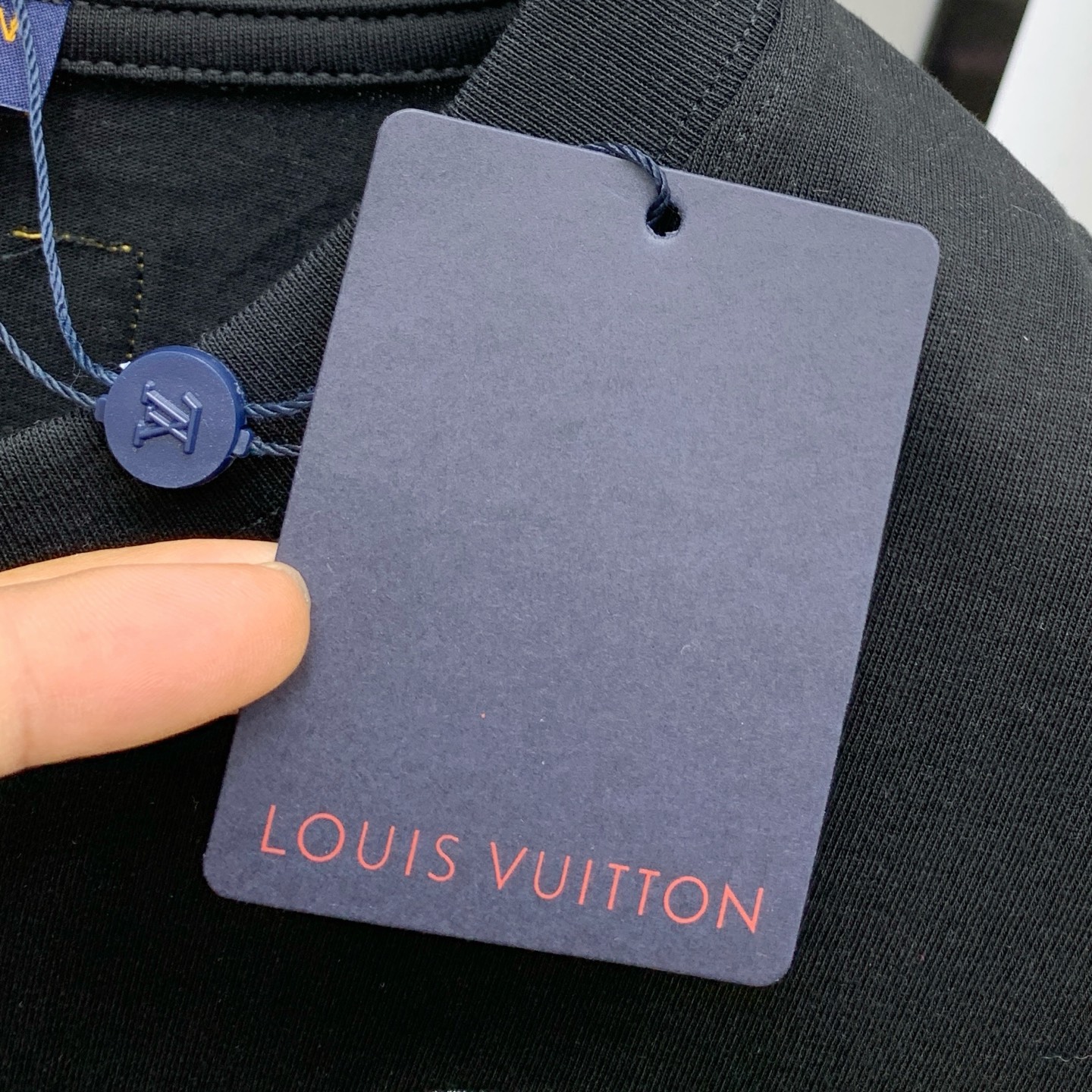 ssLV纯棉最新面料经典标识图案logo时尚简约潮流短袖，最顶级的品质专柜原单短袖，顶级制作工艺进口面料