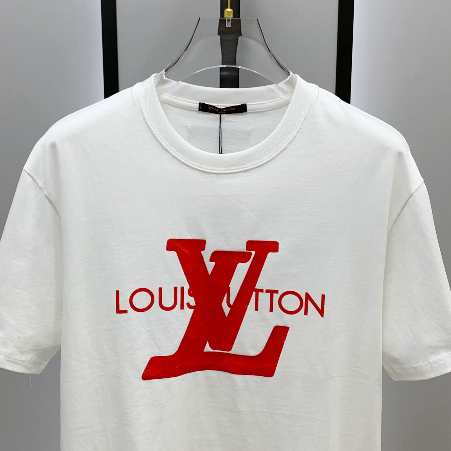 ssLV纯棉最新面料经典标识图案logo时尚简约潮流短袖，最顶级的品质专柜原单短袖，顶级制作工艺进口面料