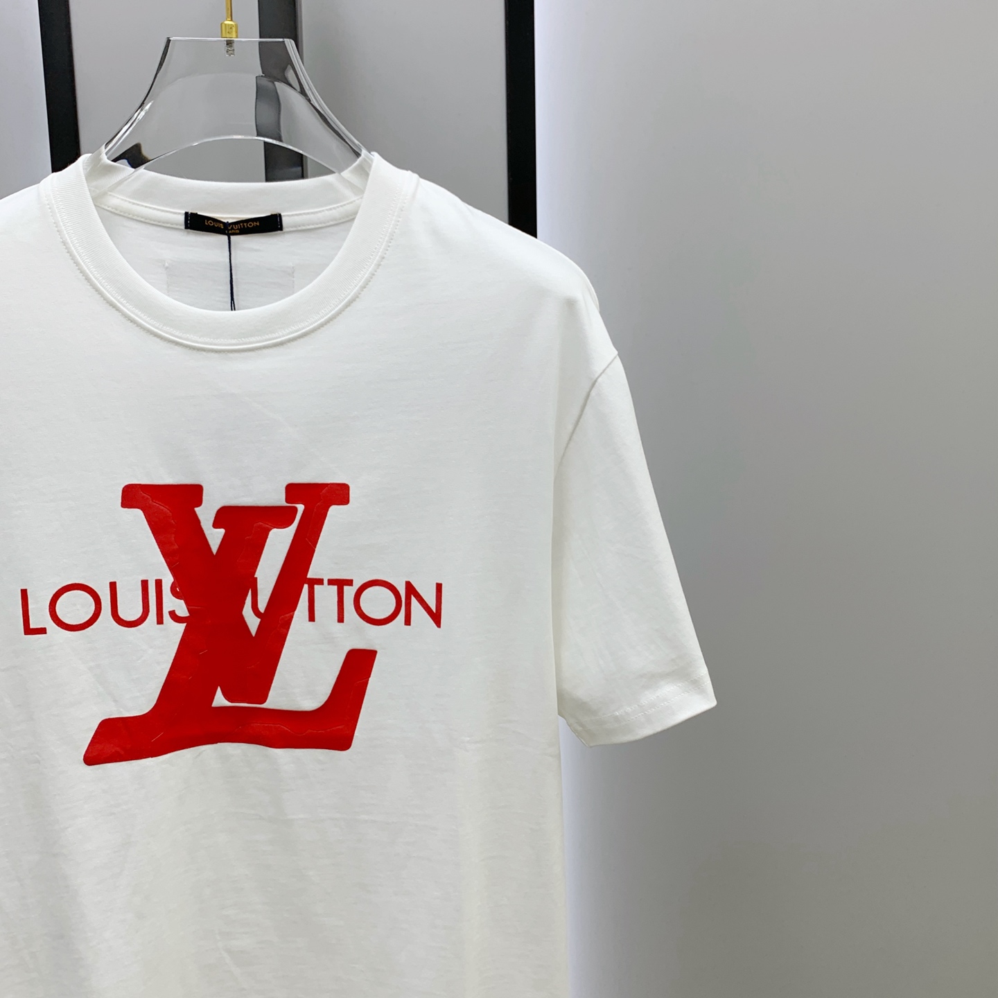 ssLV纯棉最新面料经典标识图案logo时尚简约潮流短袖，最顶级的品质专柜原单短袖，顶级制作工艺进口面料
