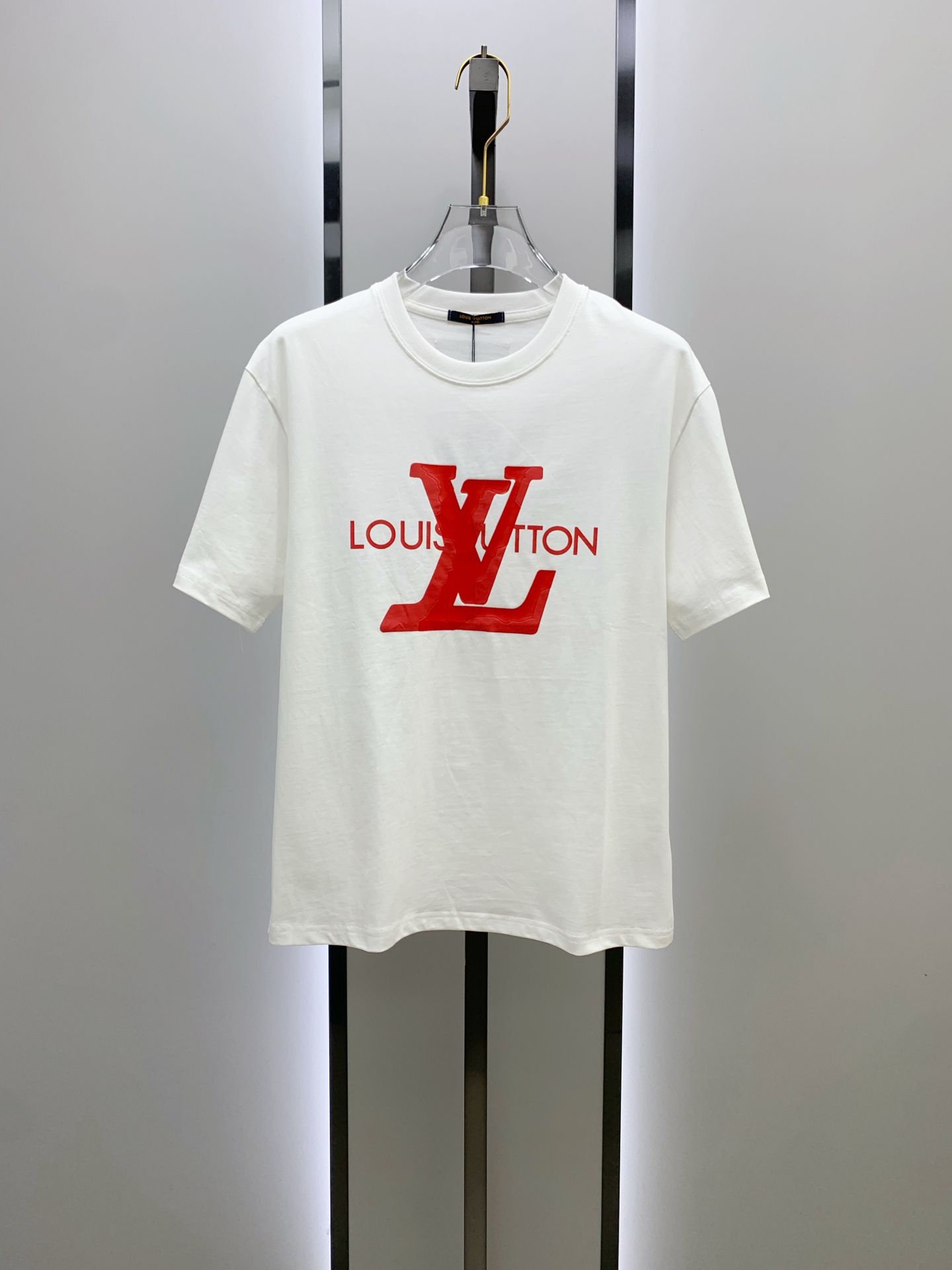 ssLV纯棉最新面料经典标识图案logo时尚简约潮流短袖，最顶级的品质专柜原单短袖，顶级制作工艺进口面料