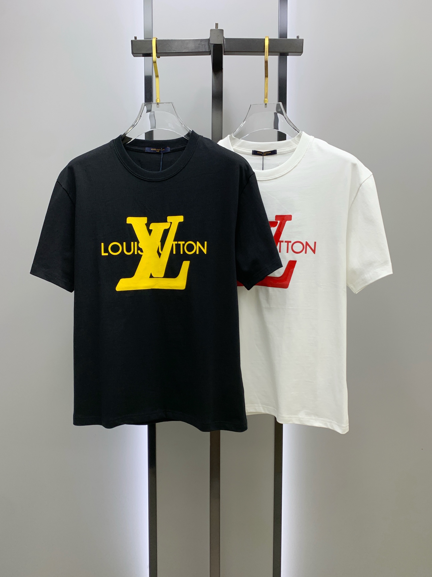 ssLV纯棉最新面料经典标识图案logo时尚简约潮流短袖，最顶级的品质专柜原单短袖，顶级制作工艺进口面料