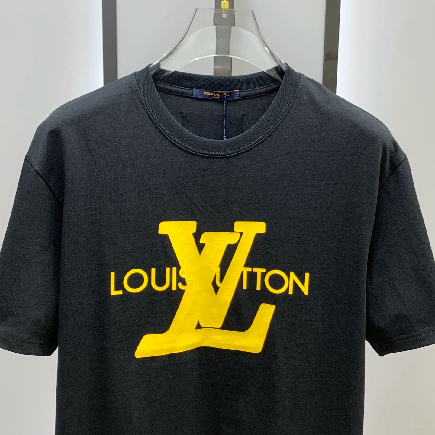 ssLV纯棉最新面料经典标识图案logo时尚简约潮流短袖，最顶级的品质专柜原单短袖，顶级制作工艺进口面料