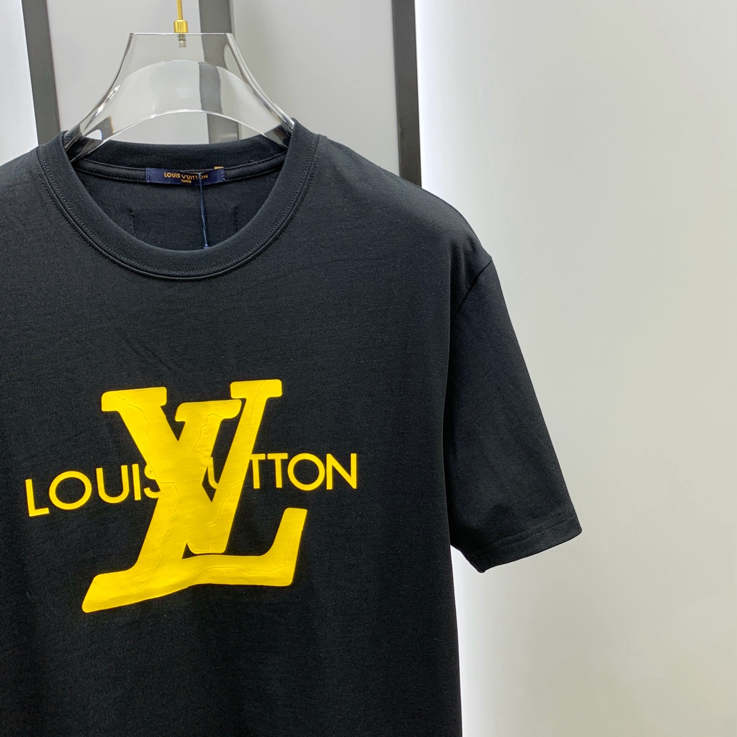 ssLV纯棉最新面料经典标识图案logo时尚简约潮流短袖，最顶级的品质专柜原单短袖，顶级制作工艺进口面料