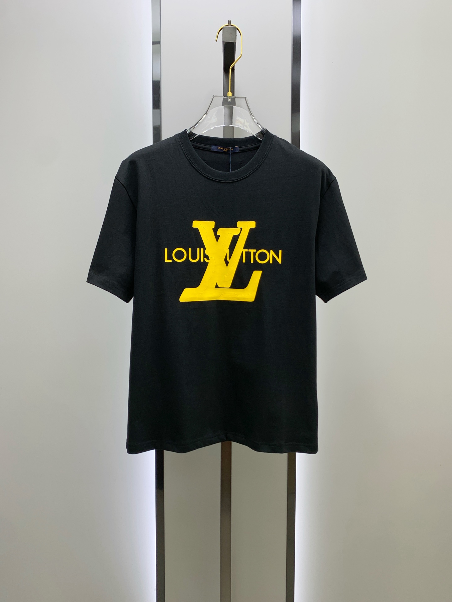 ssLV纯棉最新面料经典标识图案logo时尚简约潮流短袖，最顶级的品质专柜原单短袖，顶级制作工艺进口面料