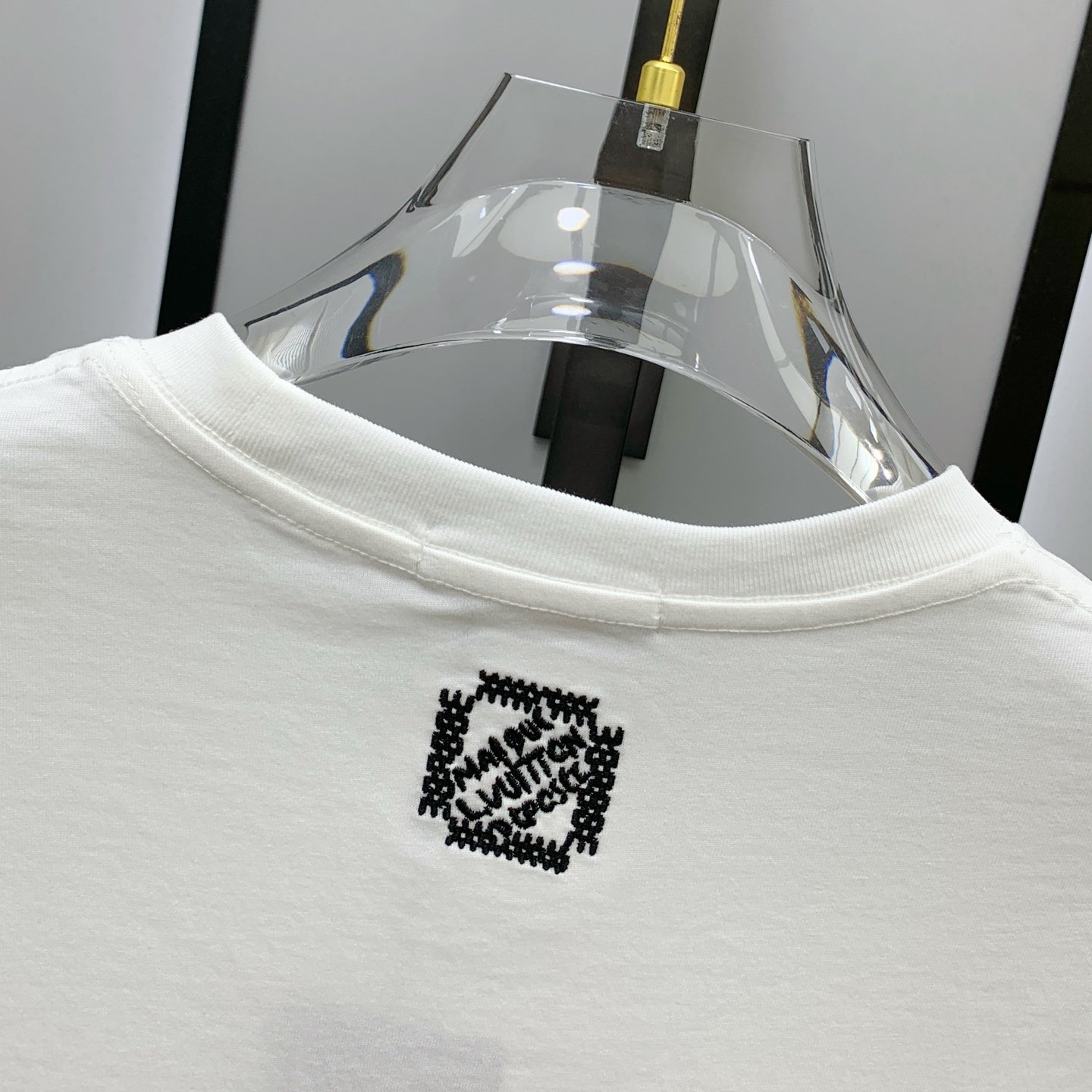 ssLV纯棉最新面料经典标识图案logo时尚简约潮流短袖，最顶级的品质专柜原单短袖，顶级制作工艺进口面料