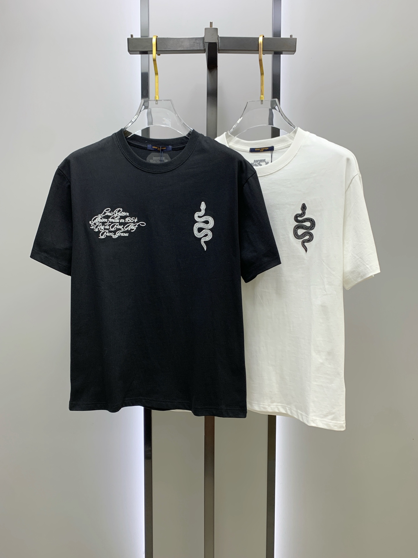 ssLV纯棉最新面料经典标识图案logo时尚简约潮流短袖，最顶级的品质专柜原单短袖，顶级制作工艺进口面料