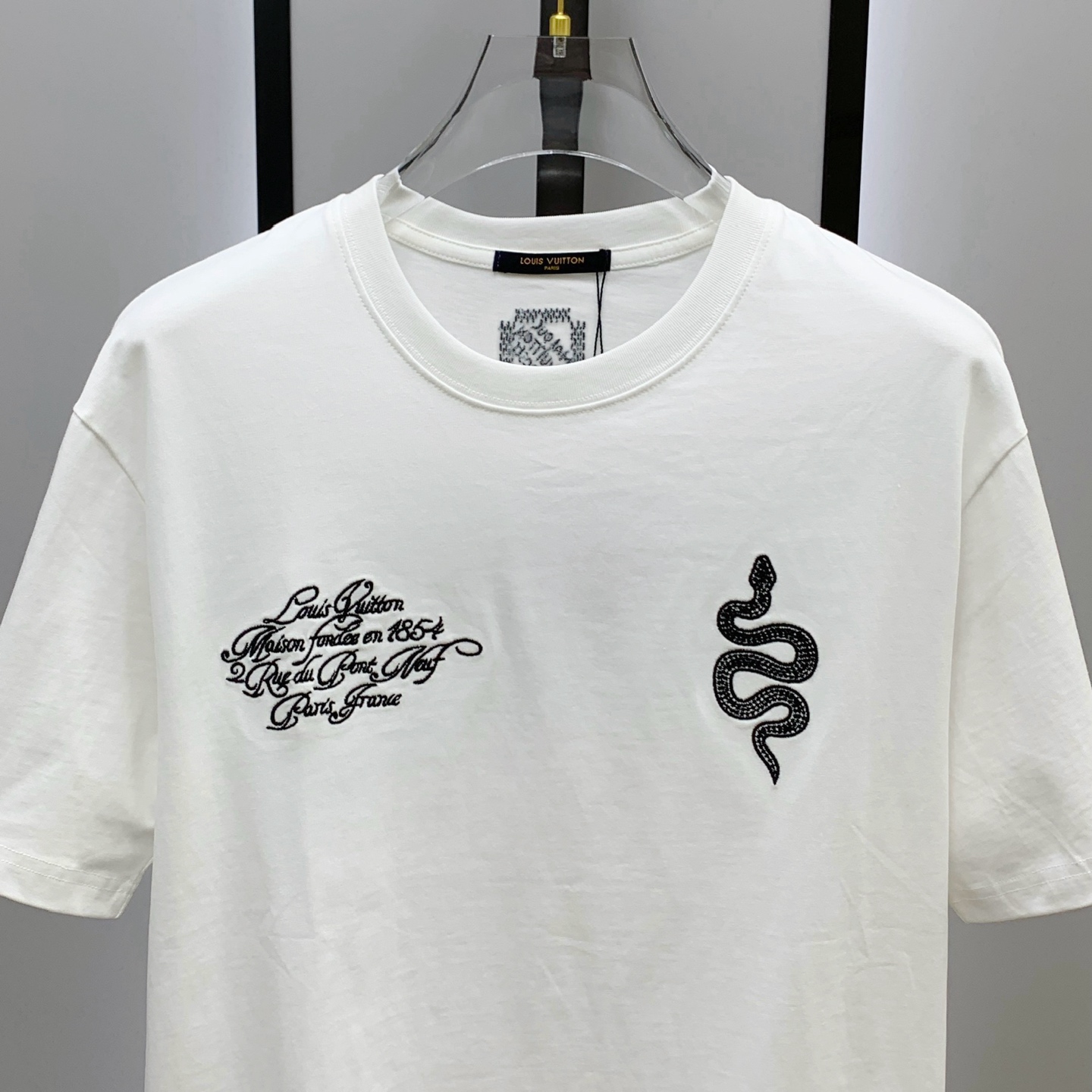 ssLV纯棉最新面料经典标识图案logo时尚简约潮流短袖，最顶级的品质专柜原单短袖，顶级制作工艺进口面料