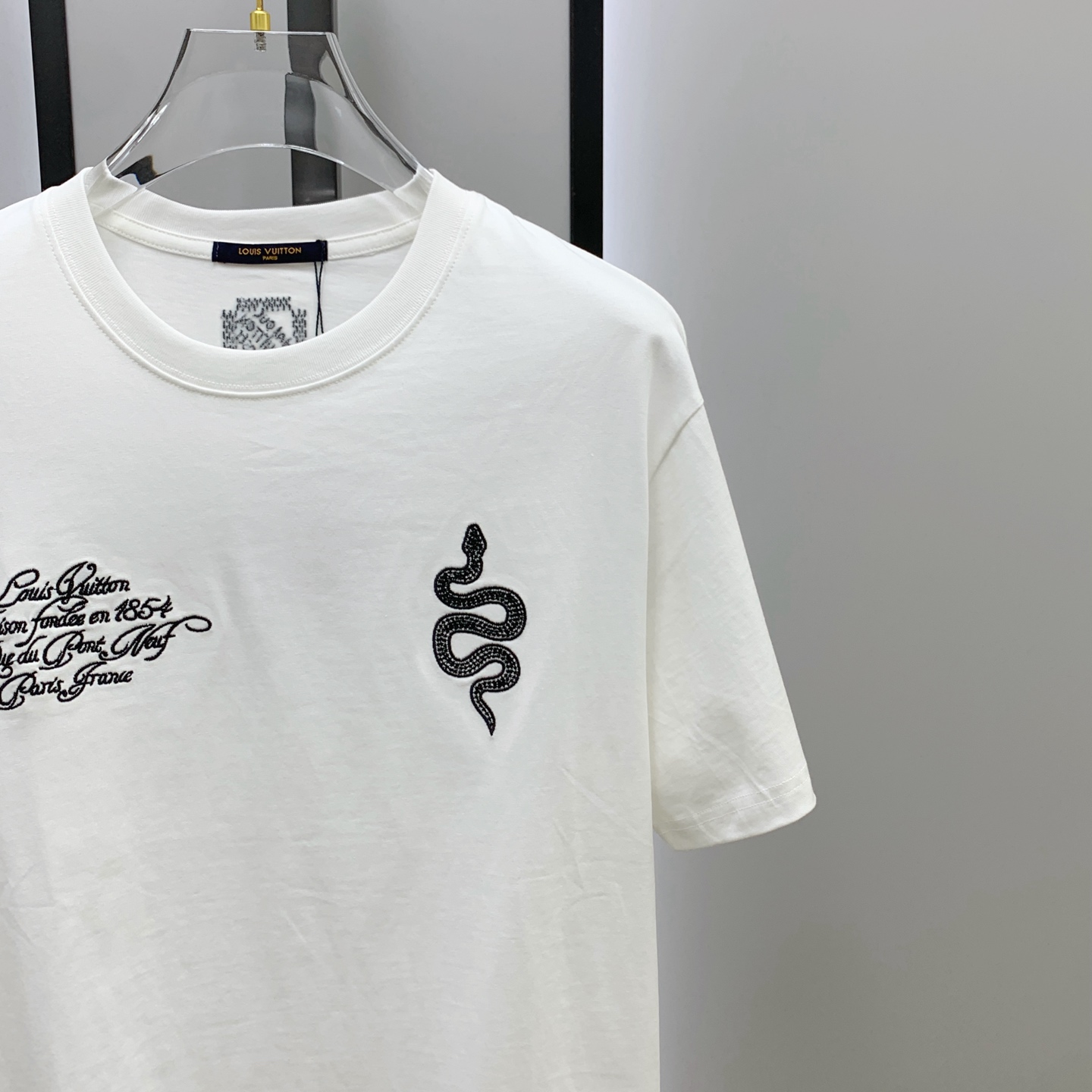 ssLV纯棉最新面料经典标识图案logo时尚简约潮流短袖，最顶级的品质专柜原单短袖，顶级制作工艺进口面料