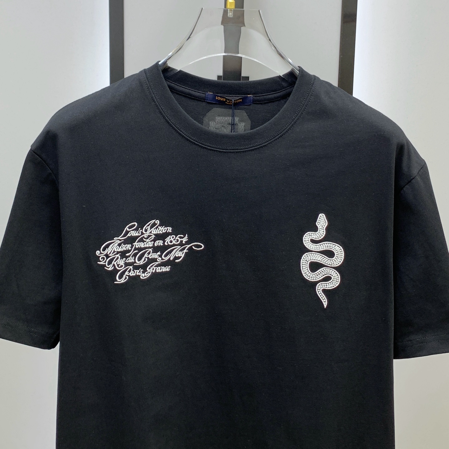 ssLV纯棉最新面料经典标识图案logo时尚简约潮流短袖，最顶级的品质专柜原单短袖，顶级制作工艺进口面料