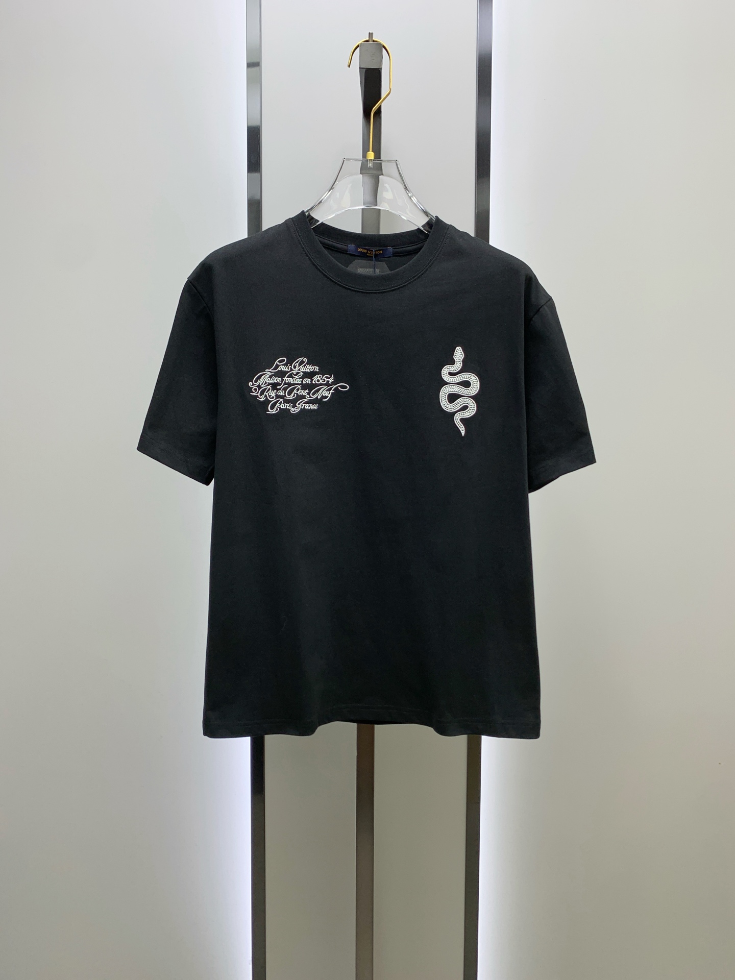 ssLV纯棉最新面料经典标识图案logo时尚简约潮流短袖，最顶级的品质专柜原单短袖，顶级制作工艺进口面料