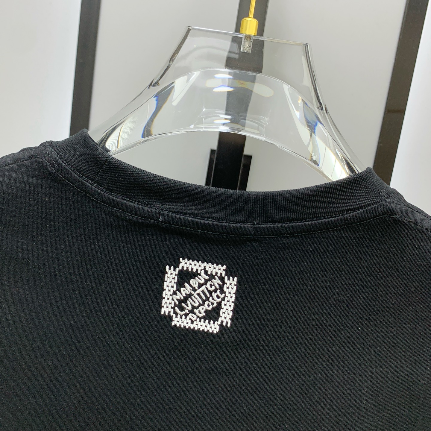 ssLV纯棉最新面料经典标识图案logo时尚简约潮流短袖，最顶级的品质专柜原单短袖，顶级制作工艺进口面料