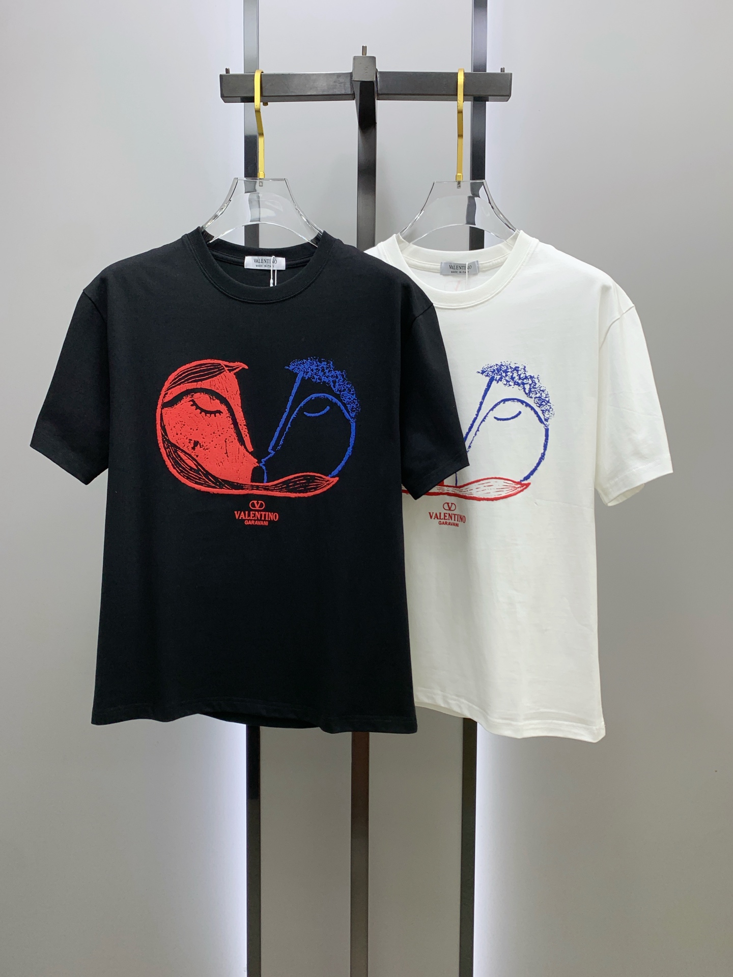 ss华伦天奴纯棉最新面料经典标识图案logo时尚简约潮流短袖，最顶级的品质专柜原单短袖，顶级制作工艺进口