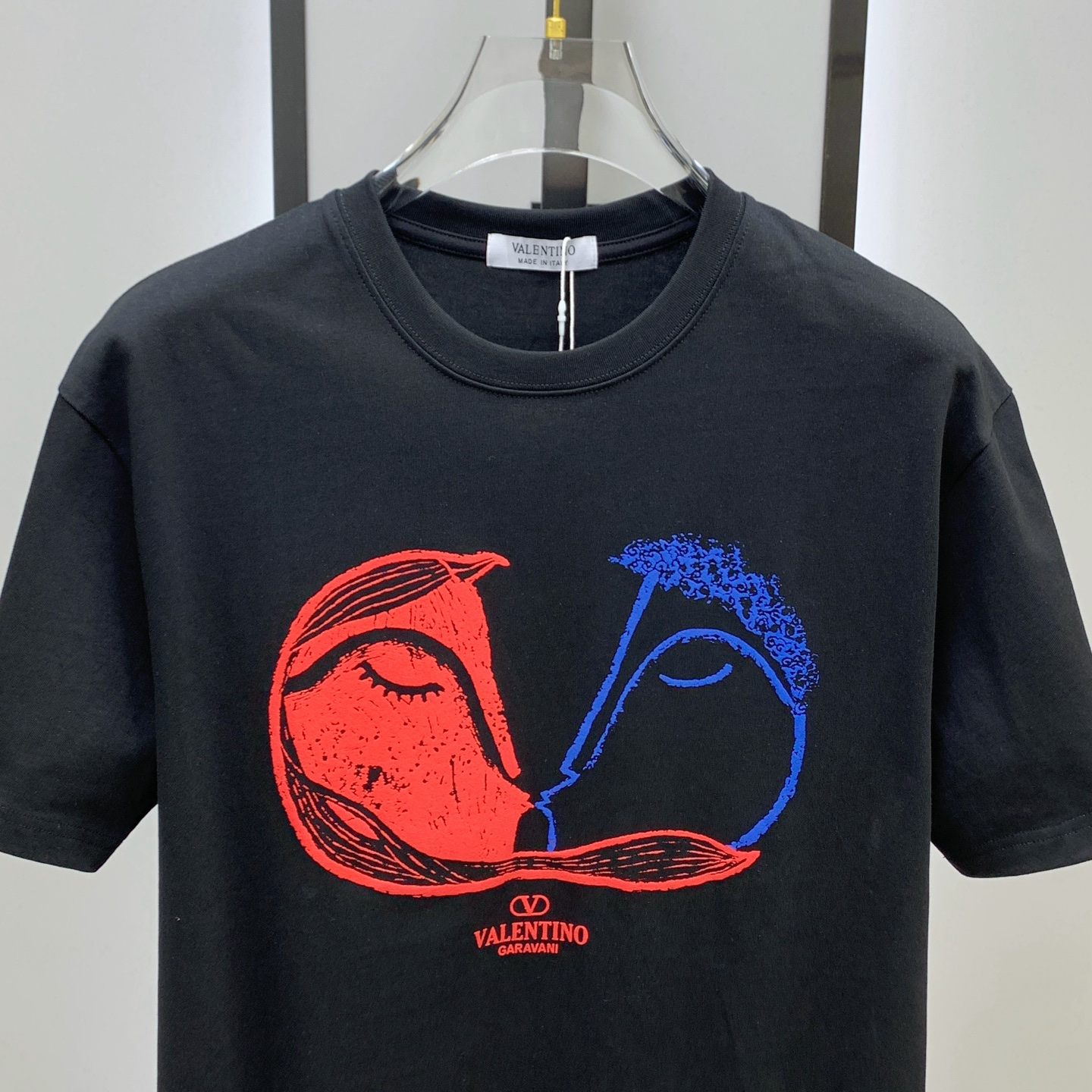 ss华伦天奴纯棉最新面料经典标识图案logo时尚简约潮流短袖，最顶级的品质专柜原单短袖，顶级制作工艺进口