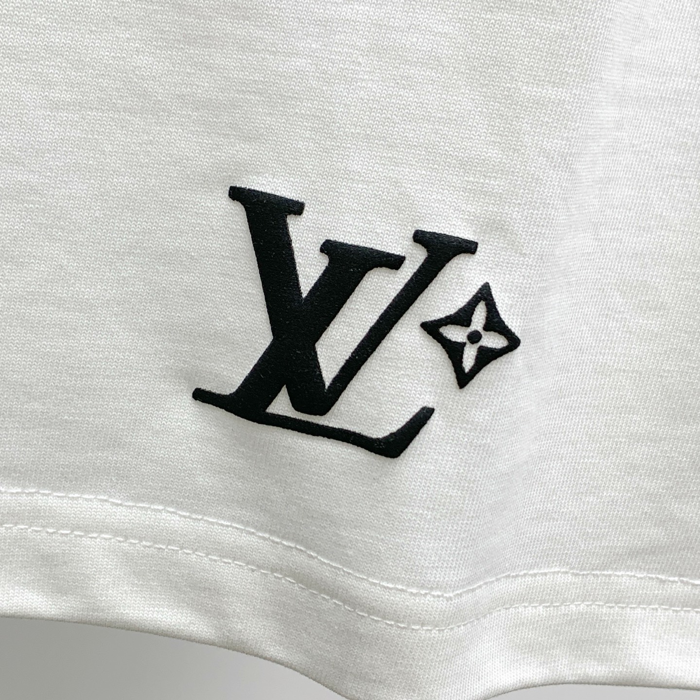 ssLV纯棉最新面料经典标识图案logo时尚简约潮流短袖，最顶级的品质专柜原单短袖，顶级制作工艺进口面料