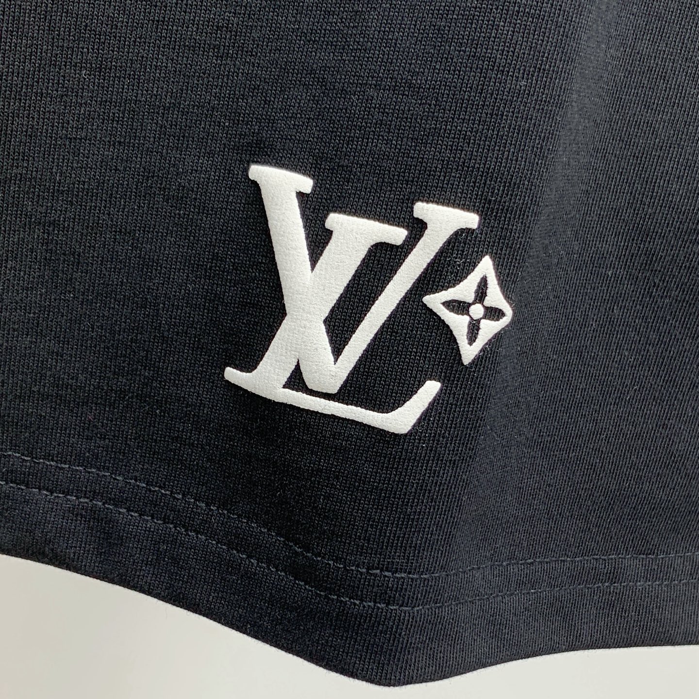 ssLv纯棉最新面料经典标识图案logo时尚简约潮流短袖，最顶级的品质专柜原单短袖，顶级制作工艺进口面料