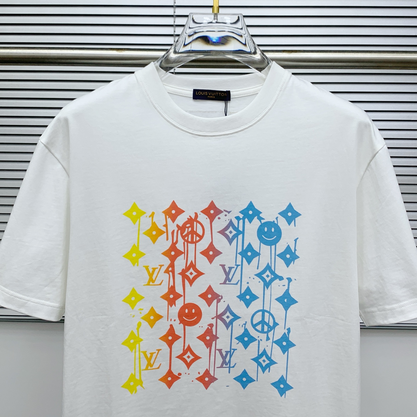 ssLV纯棉最新面料经典标识图案logo时尚简约潮流短袖，最顶级的品质专柜原单短袖，顶级制作工艺进口面料